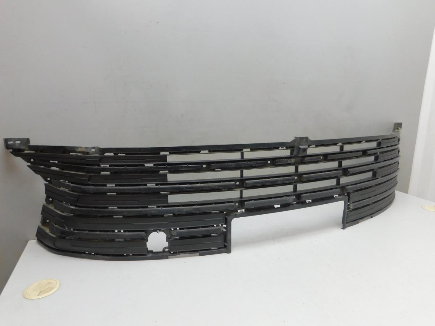 Решетка в бампер центральная
