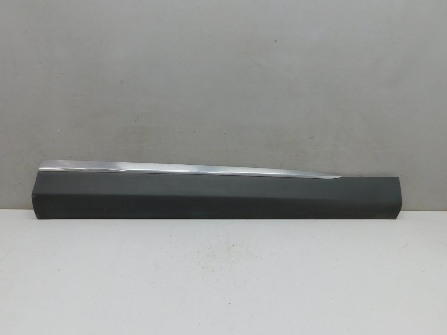 Накладка двери передней правой