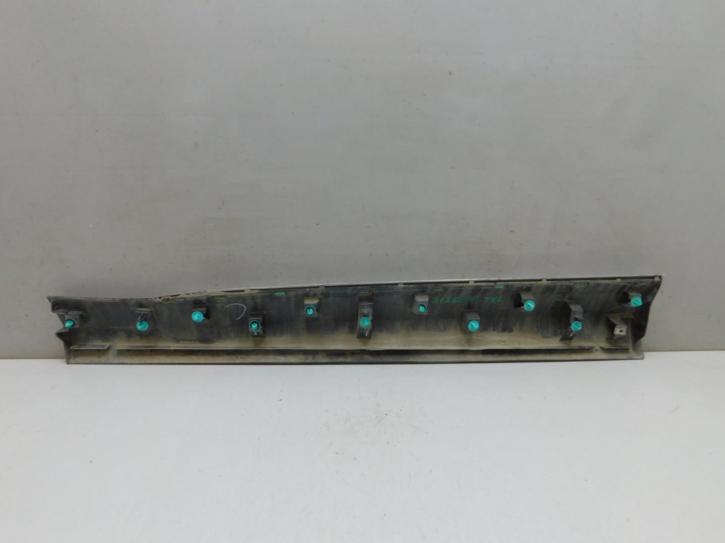 Накладка двери передней правой