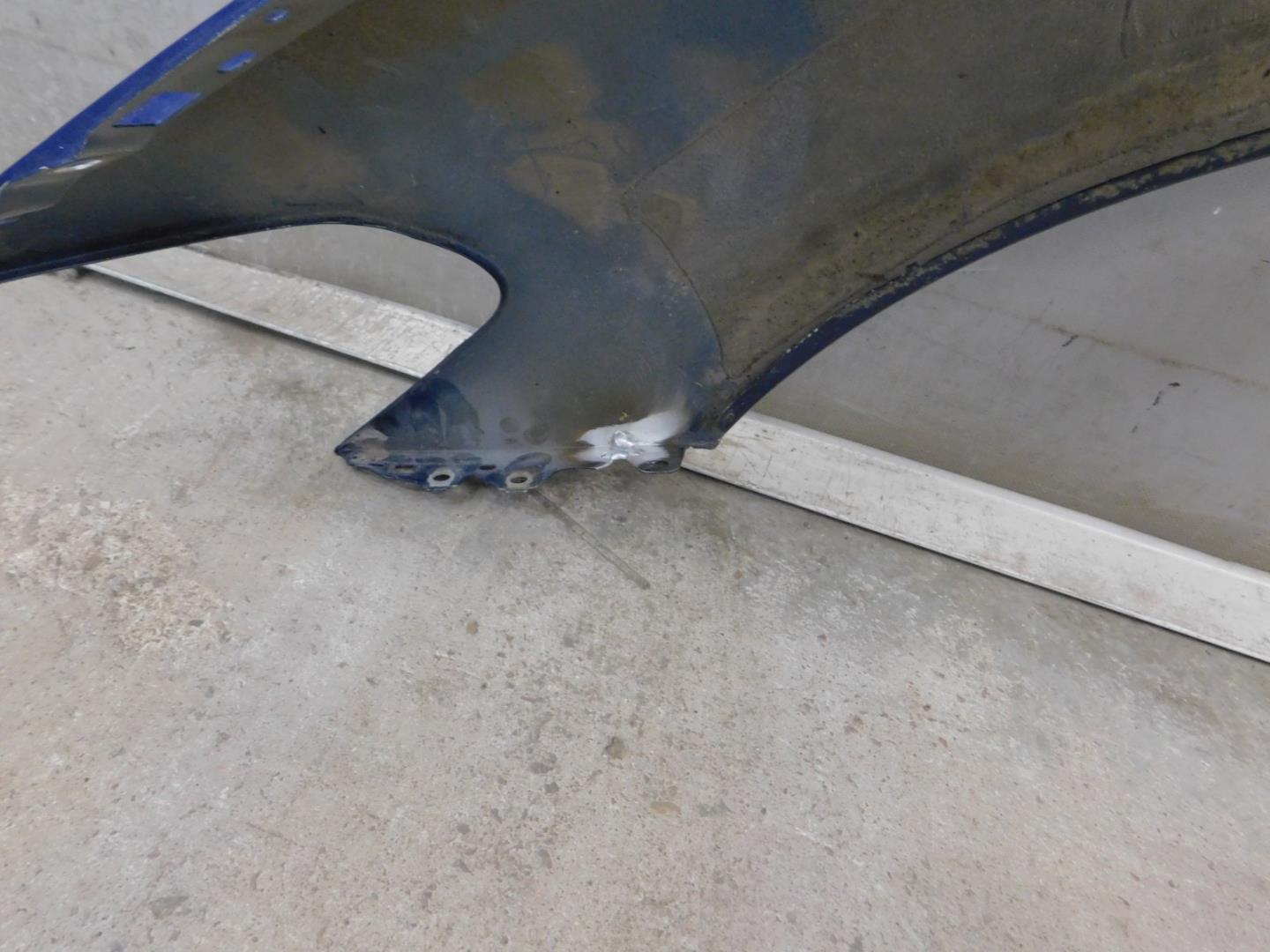 Крыло переднее правое