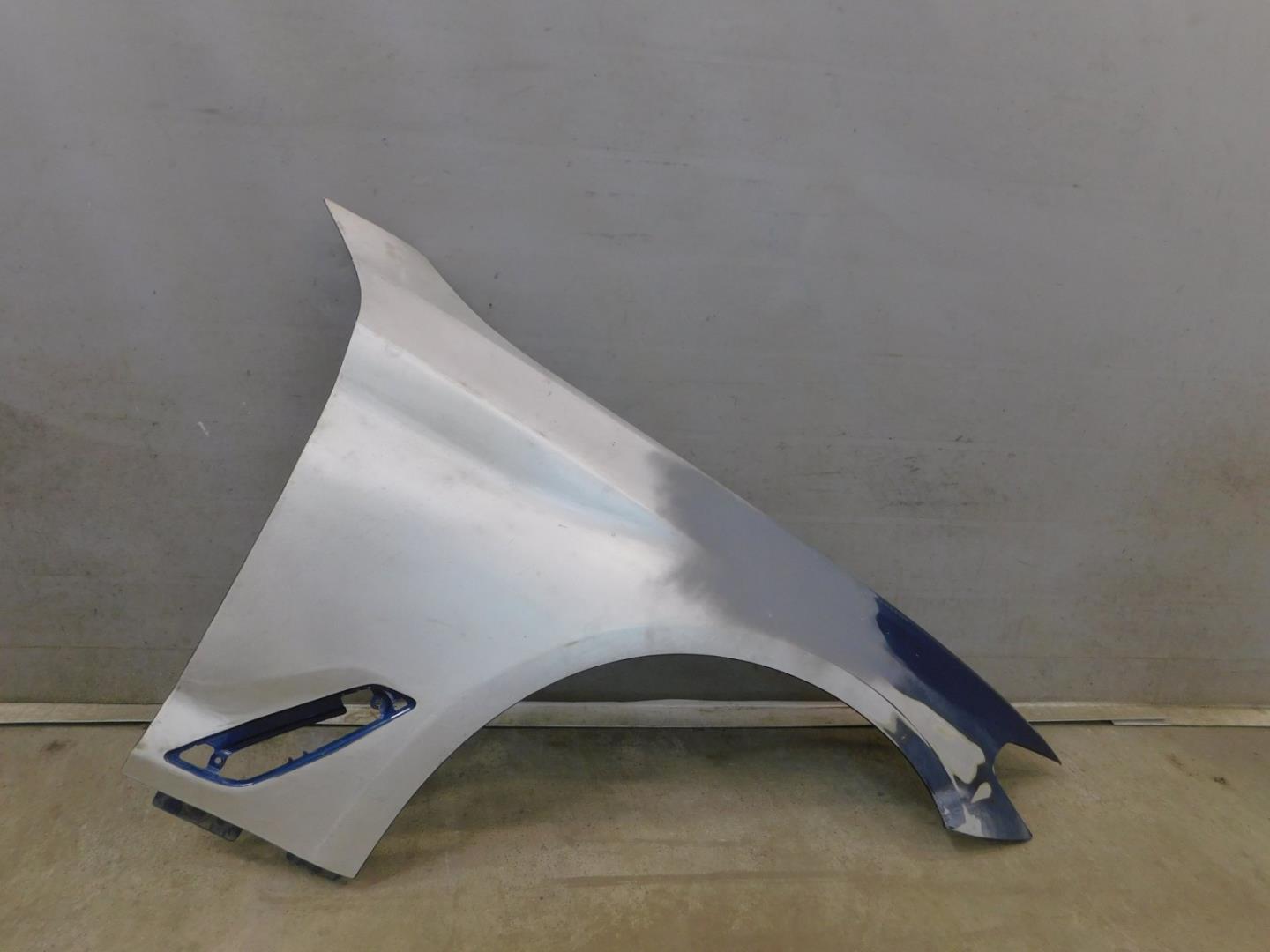 Крыло переднее правое