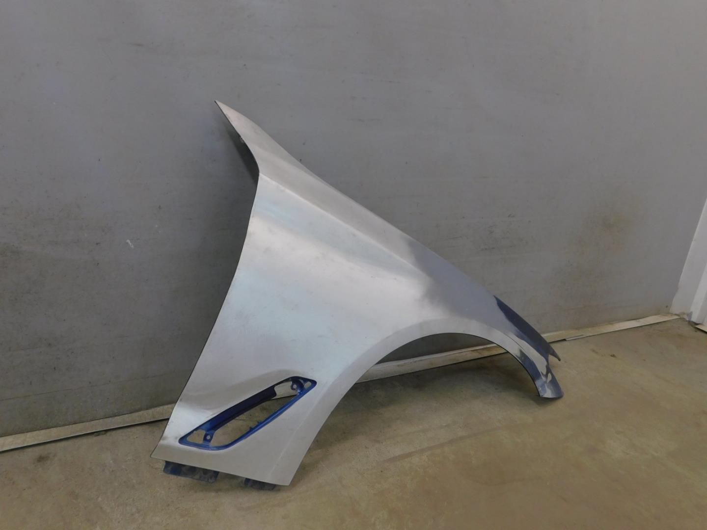 Крыло переднее правое