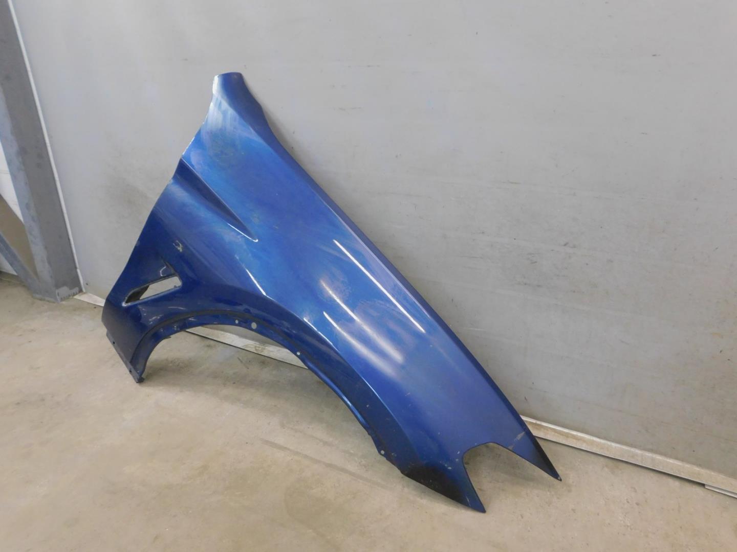 Крыло переднее правое