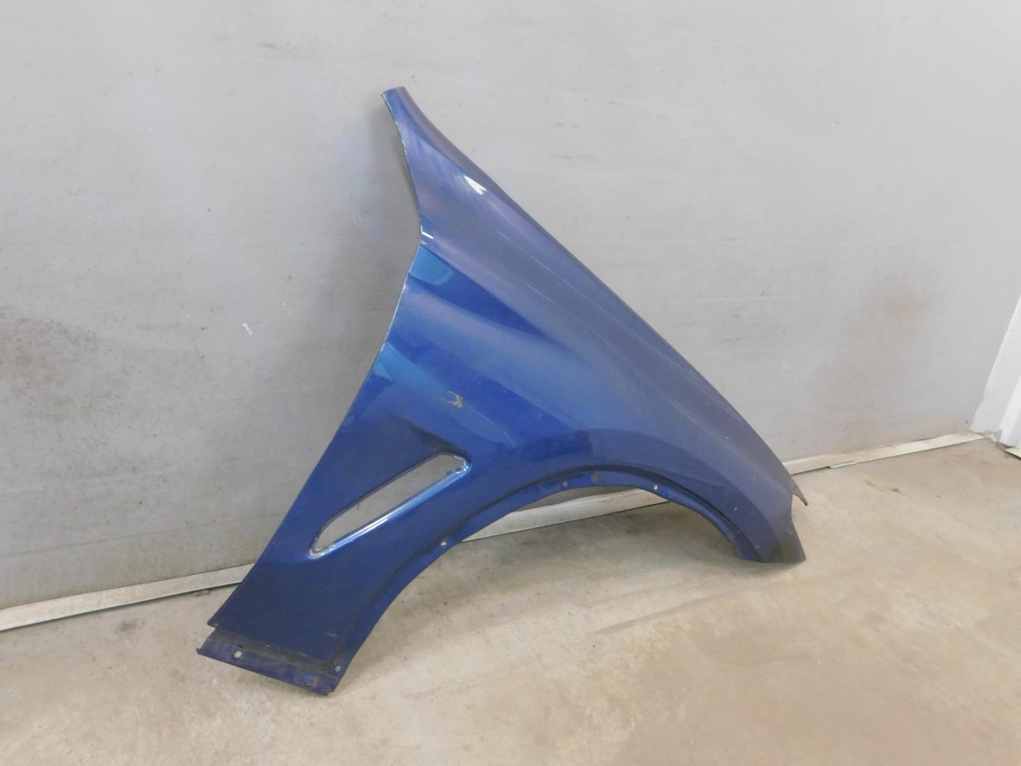 Крыло переднее правое