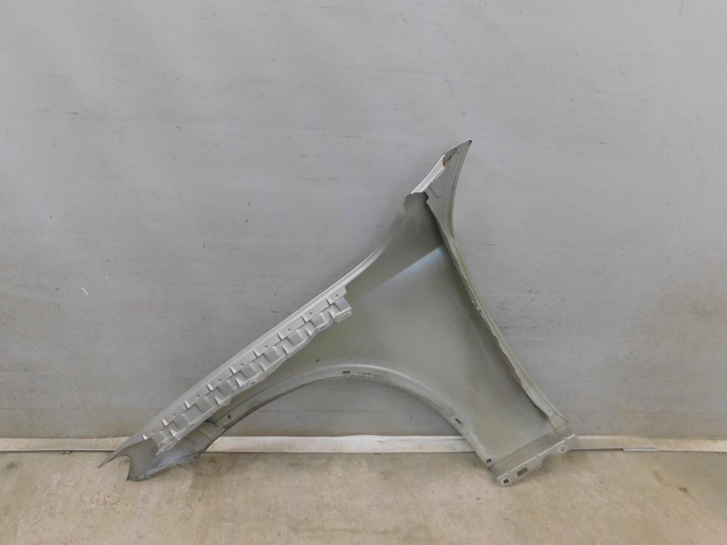 Крыло переднее правое