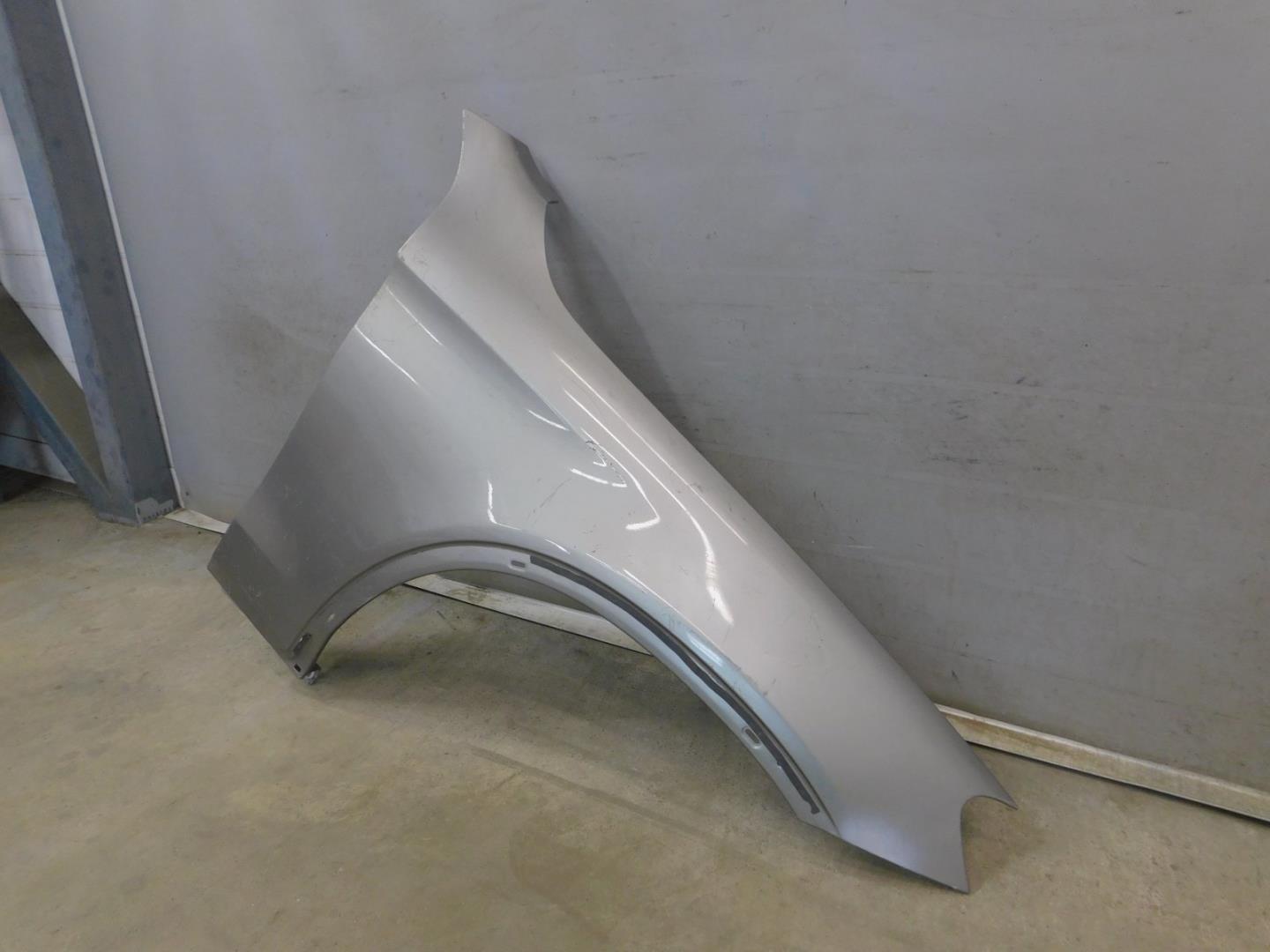 Крыло переднее правое