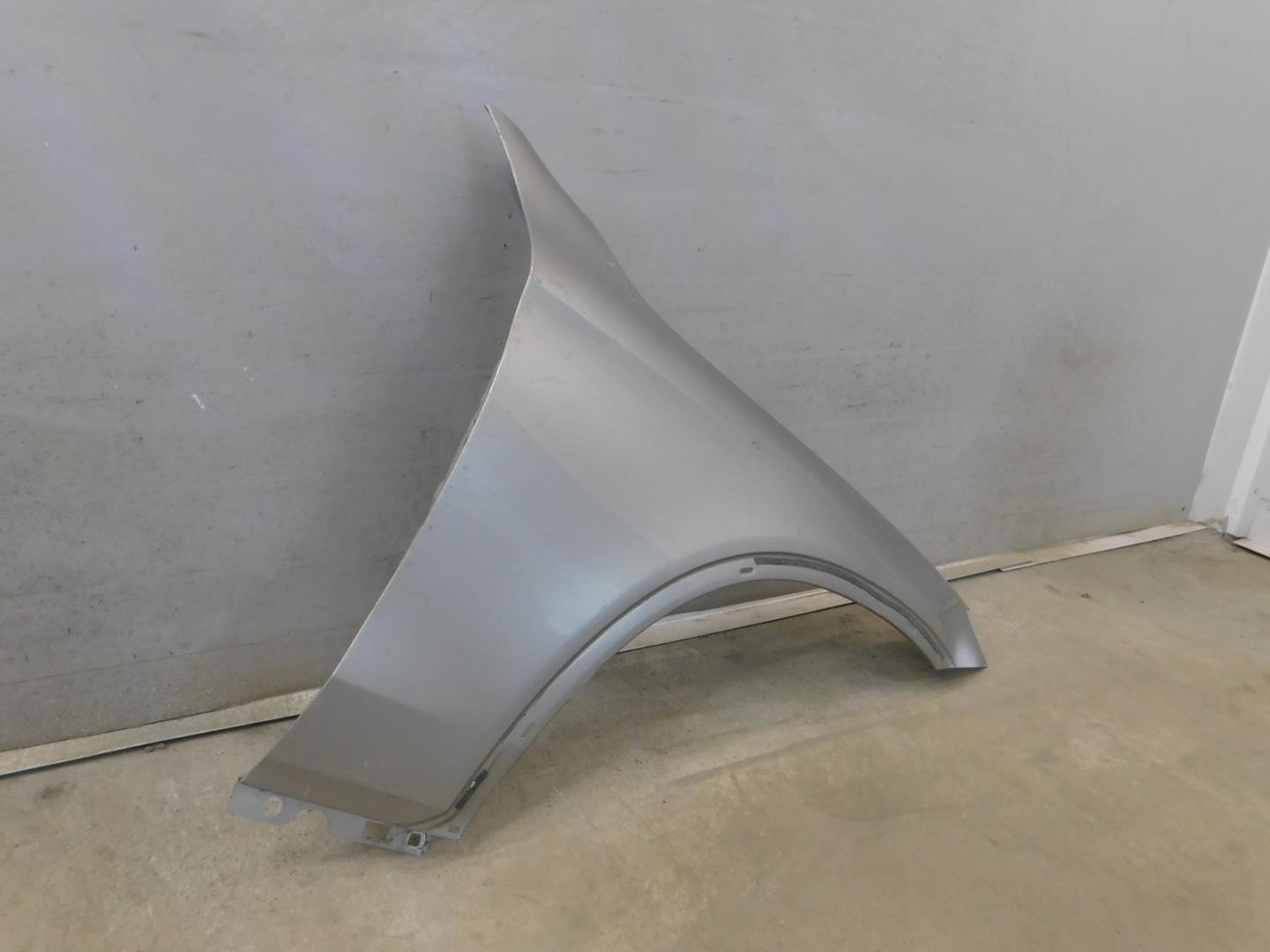 Крыло переднее правое