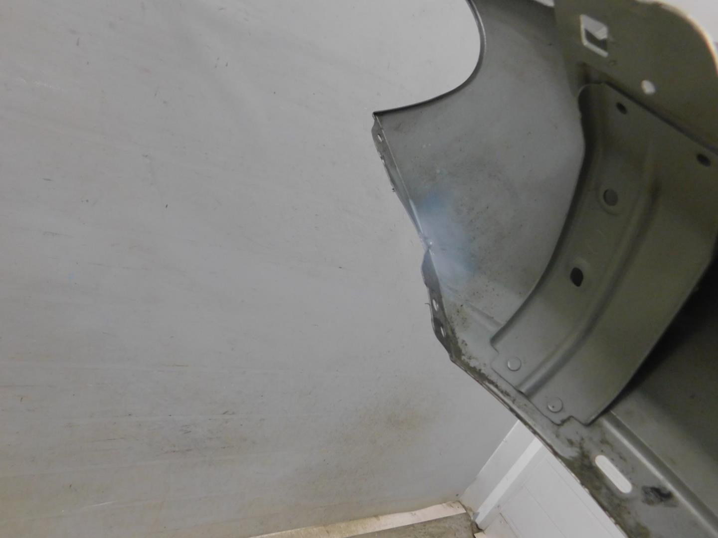 Крыло переднее правое