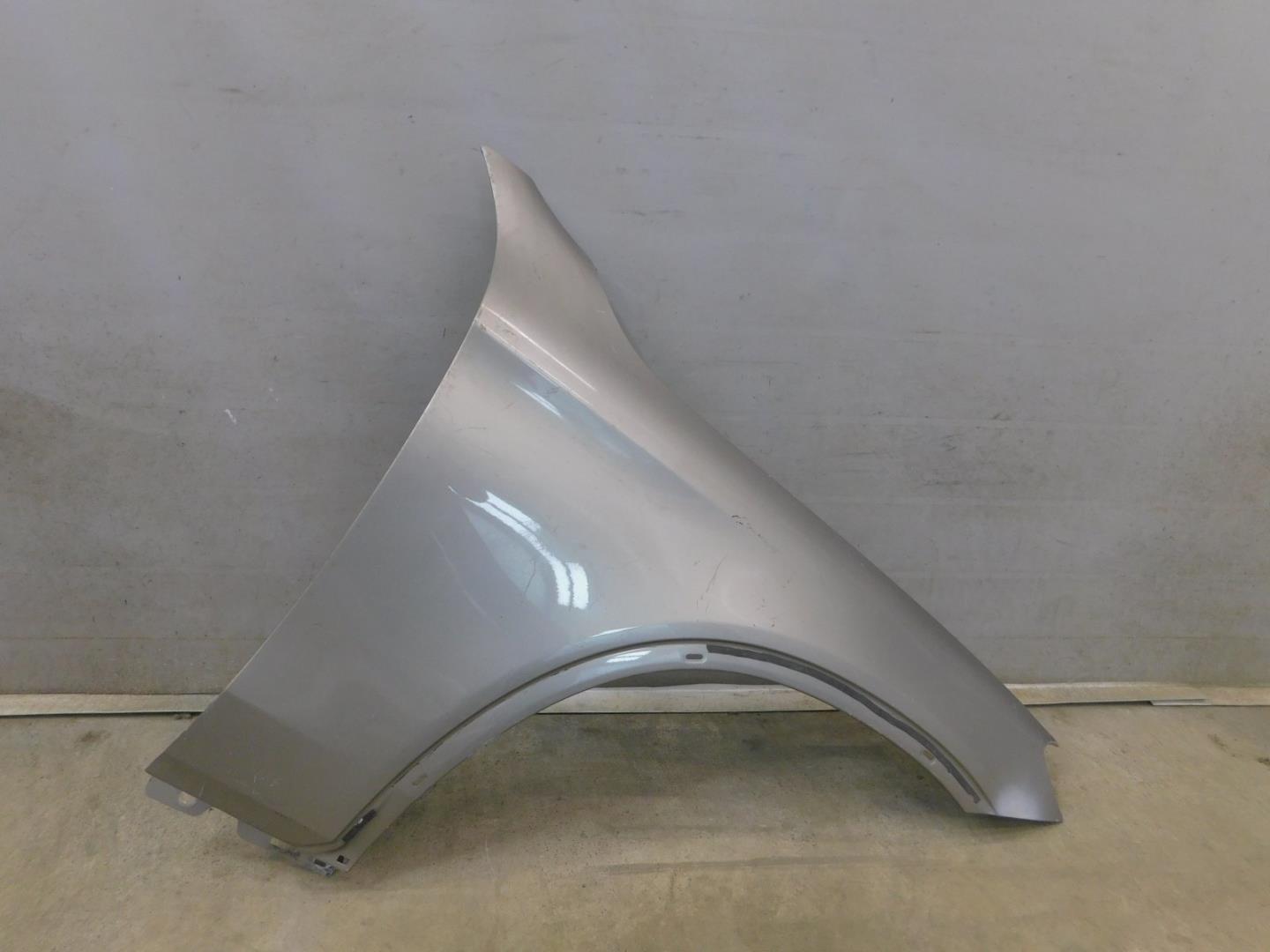 Крыло переднее правое