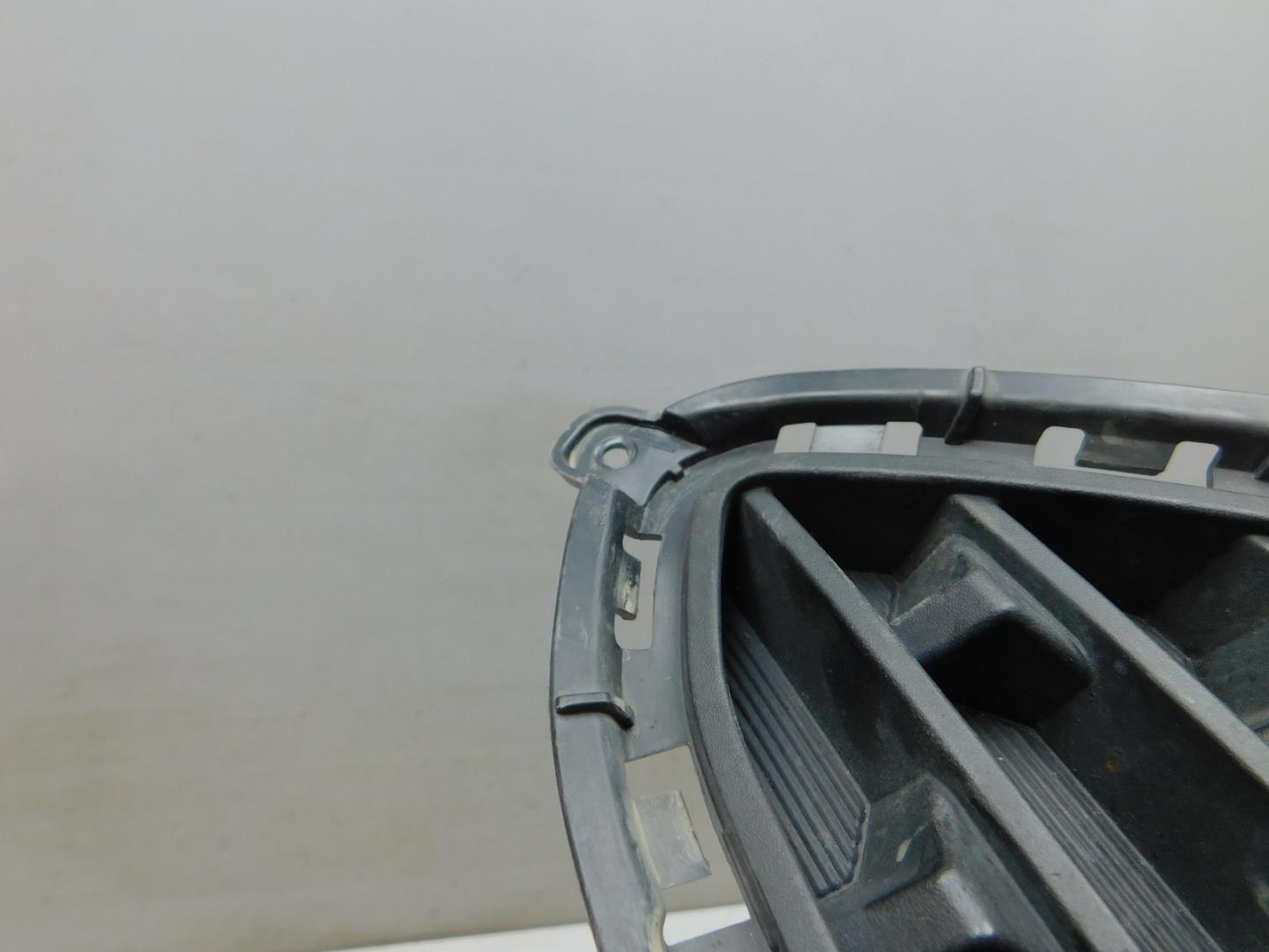 Решетка в бампер центральная