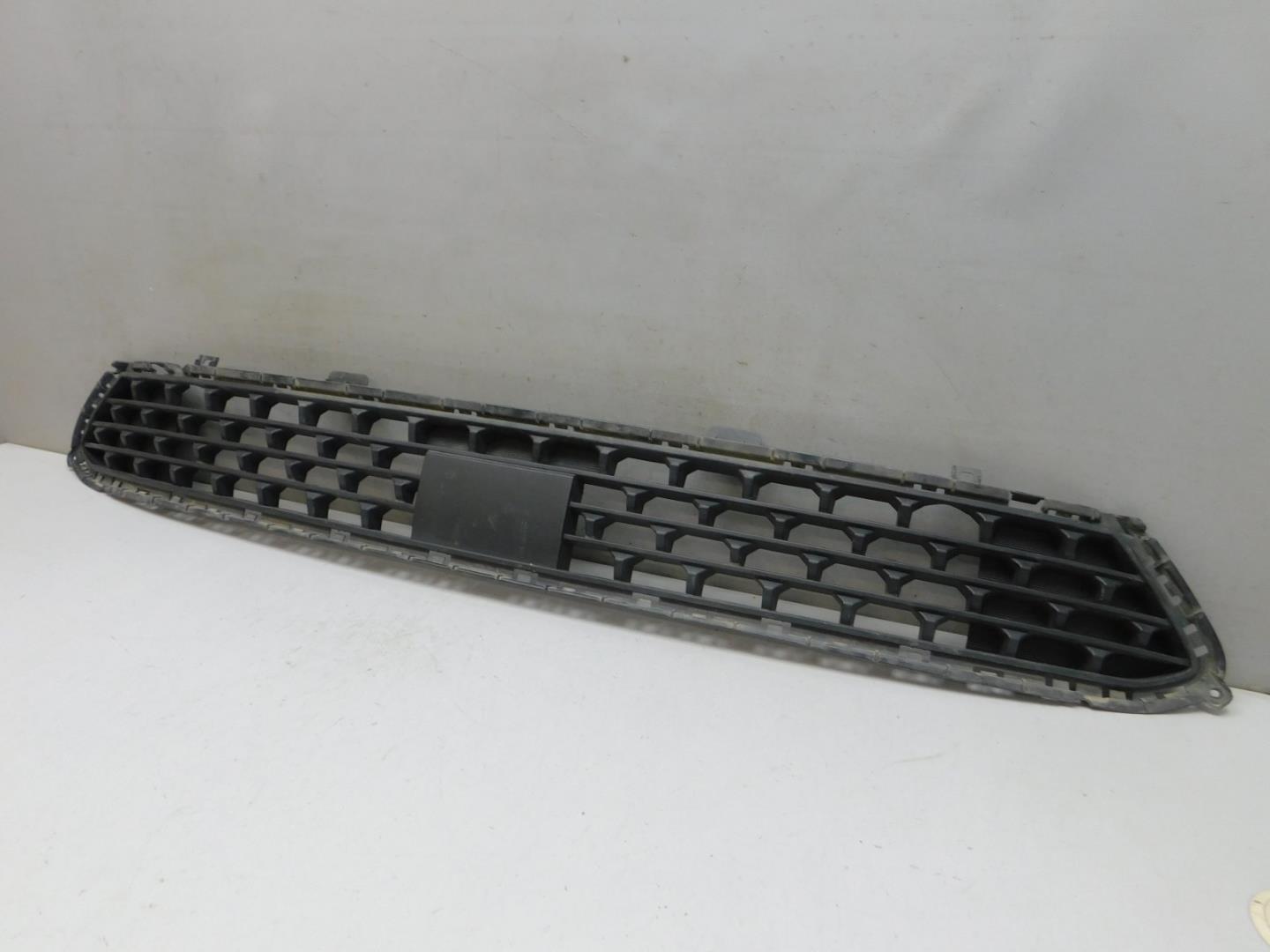 Решетка в бампер центральная