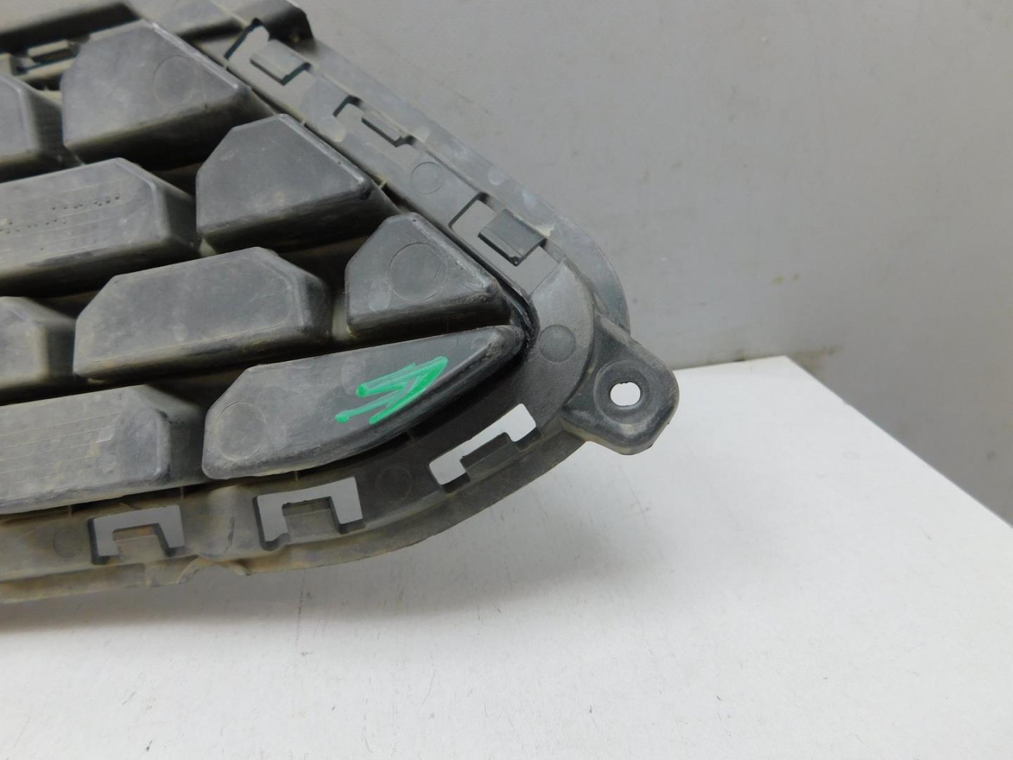 Решетка в бампер центральная