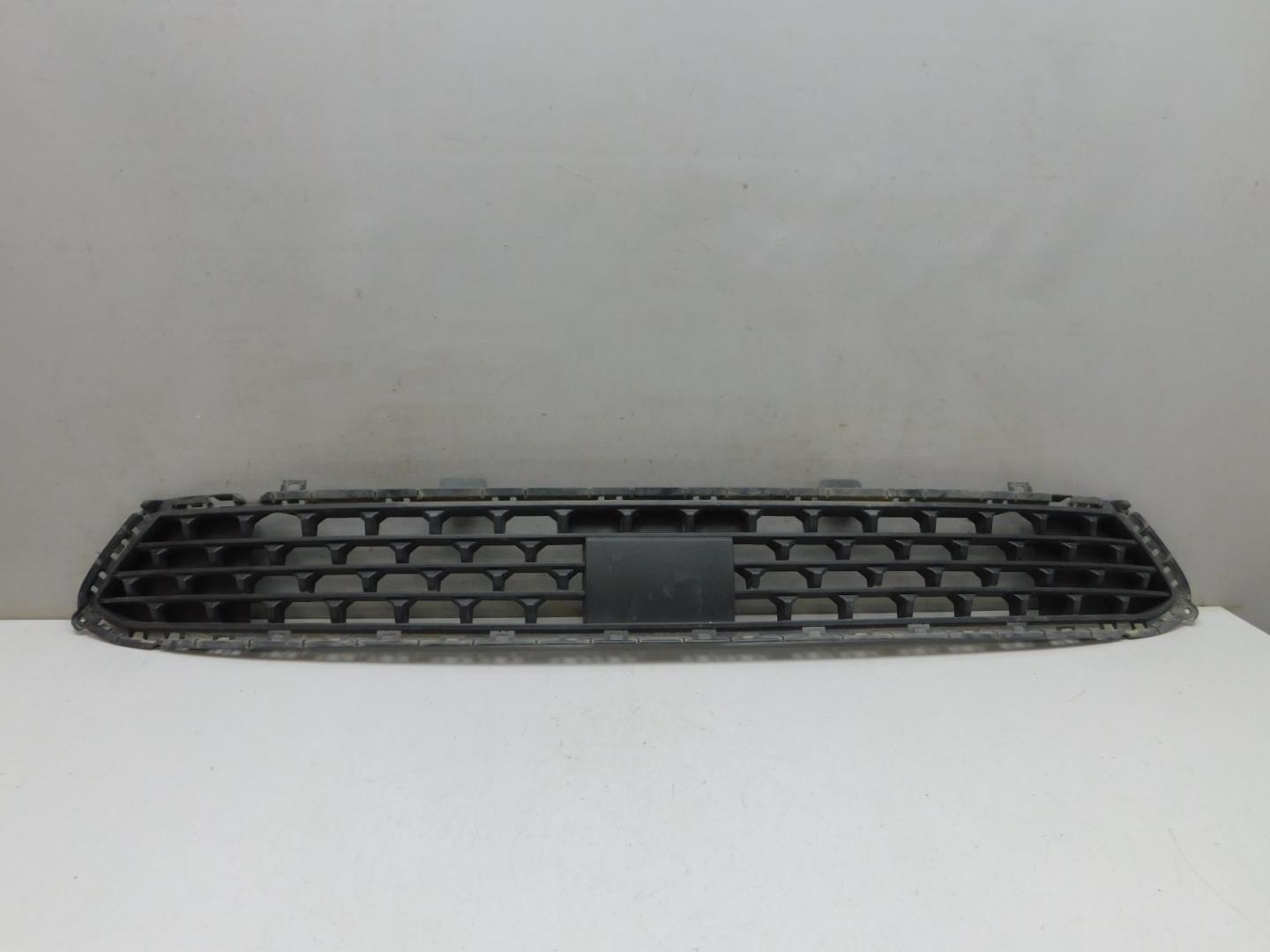 Решетка в бампер центральная