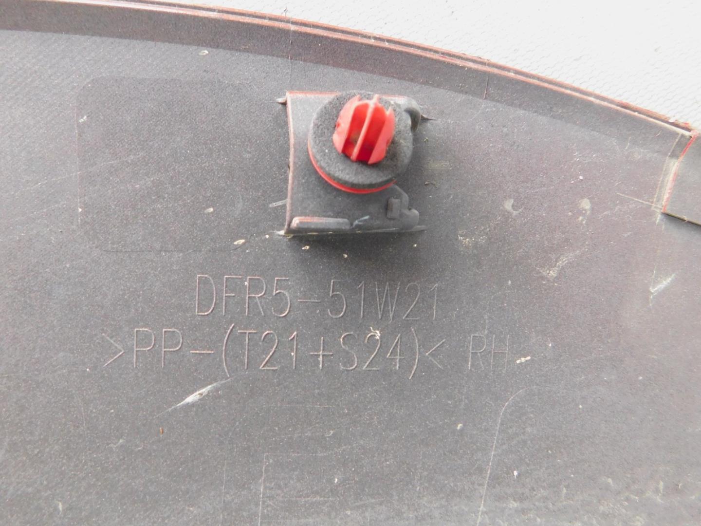 Накладка переднего крыла правого