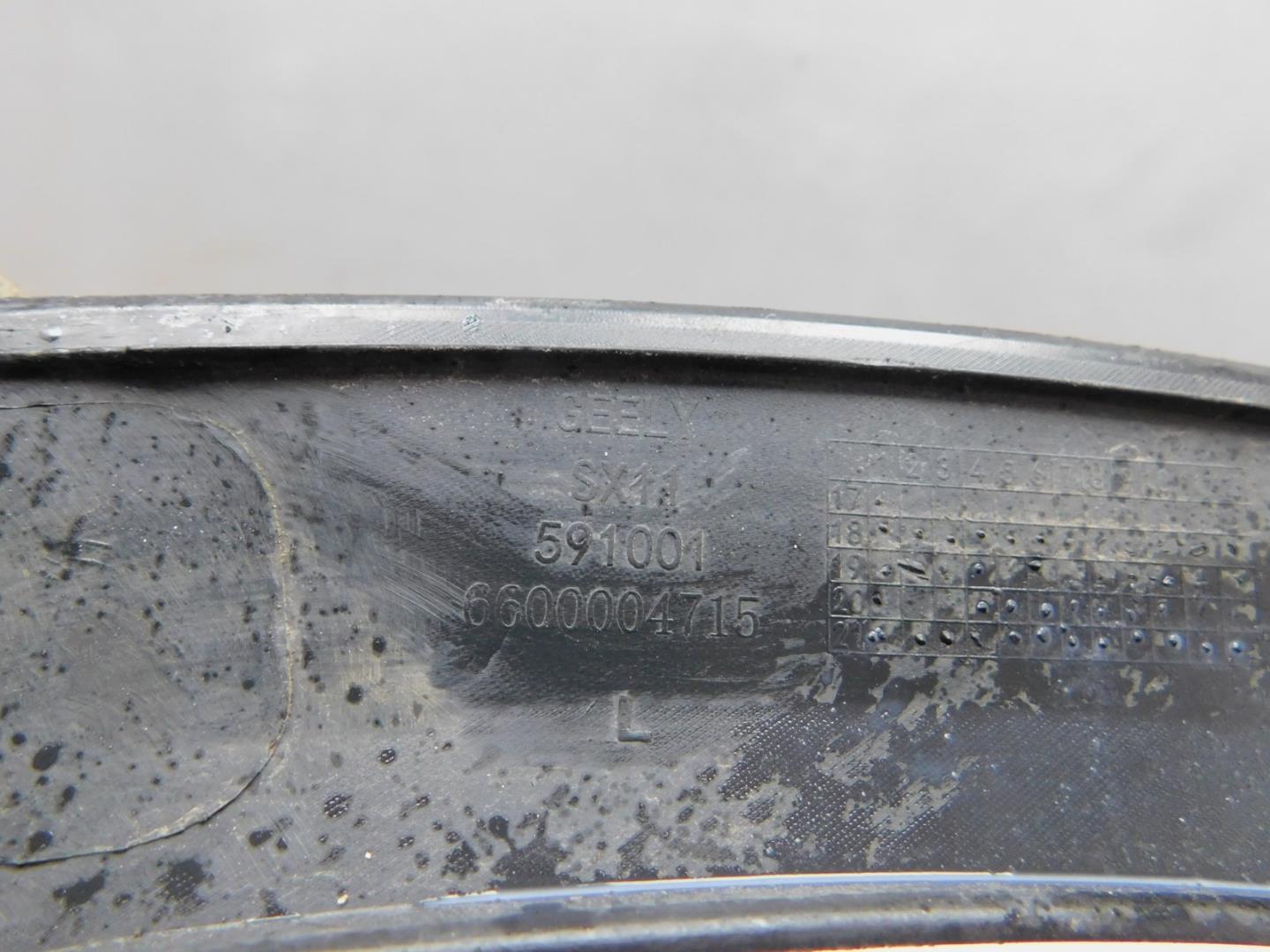 Накладка заднего крыла левого