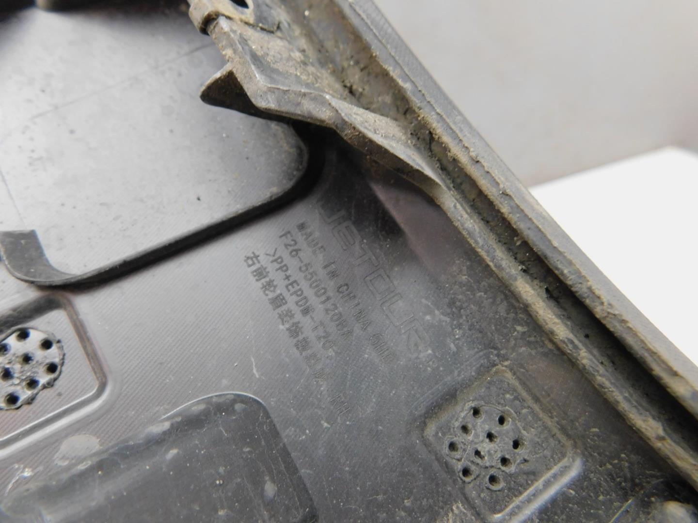 Накладка переднего крыла правого