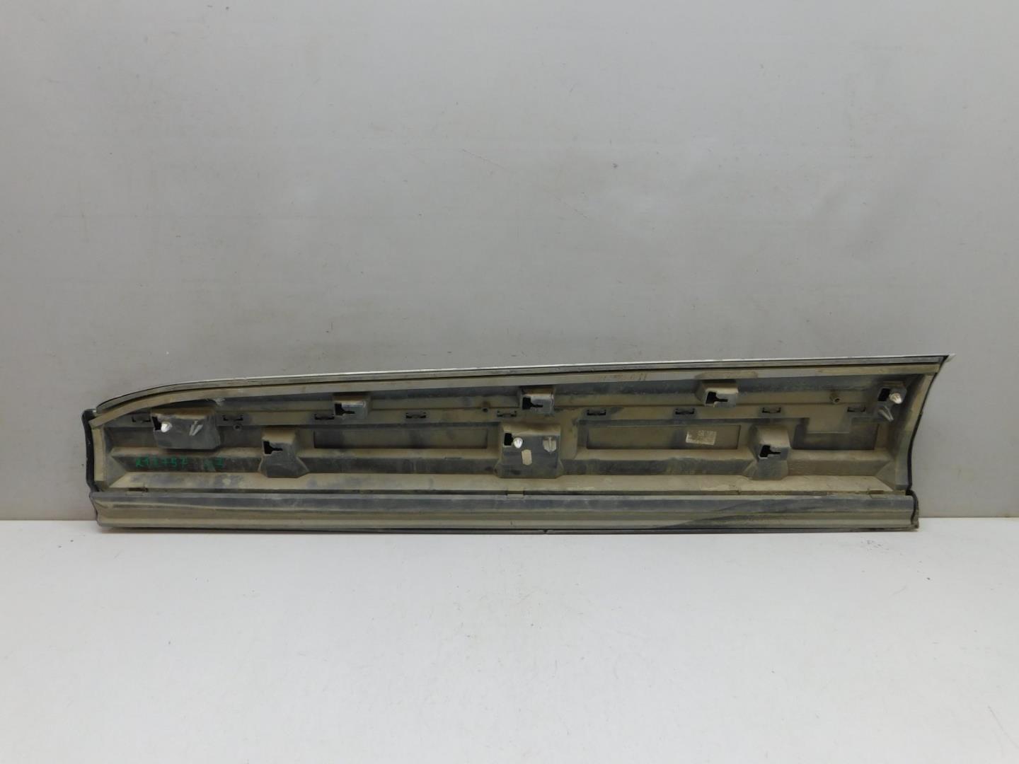 Накладка двери передней правой