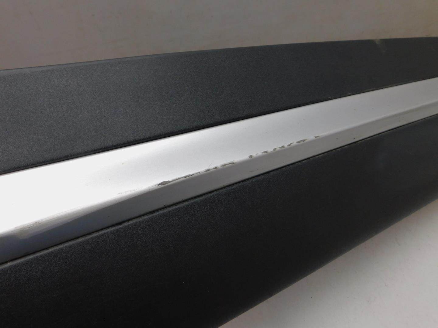 Накладка двери передней правой