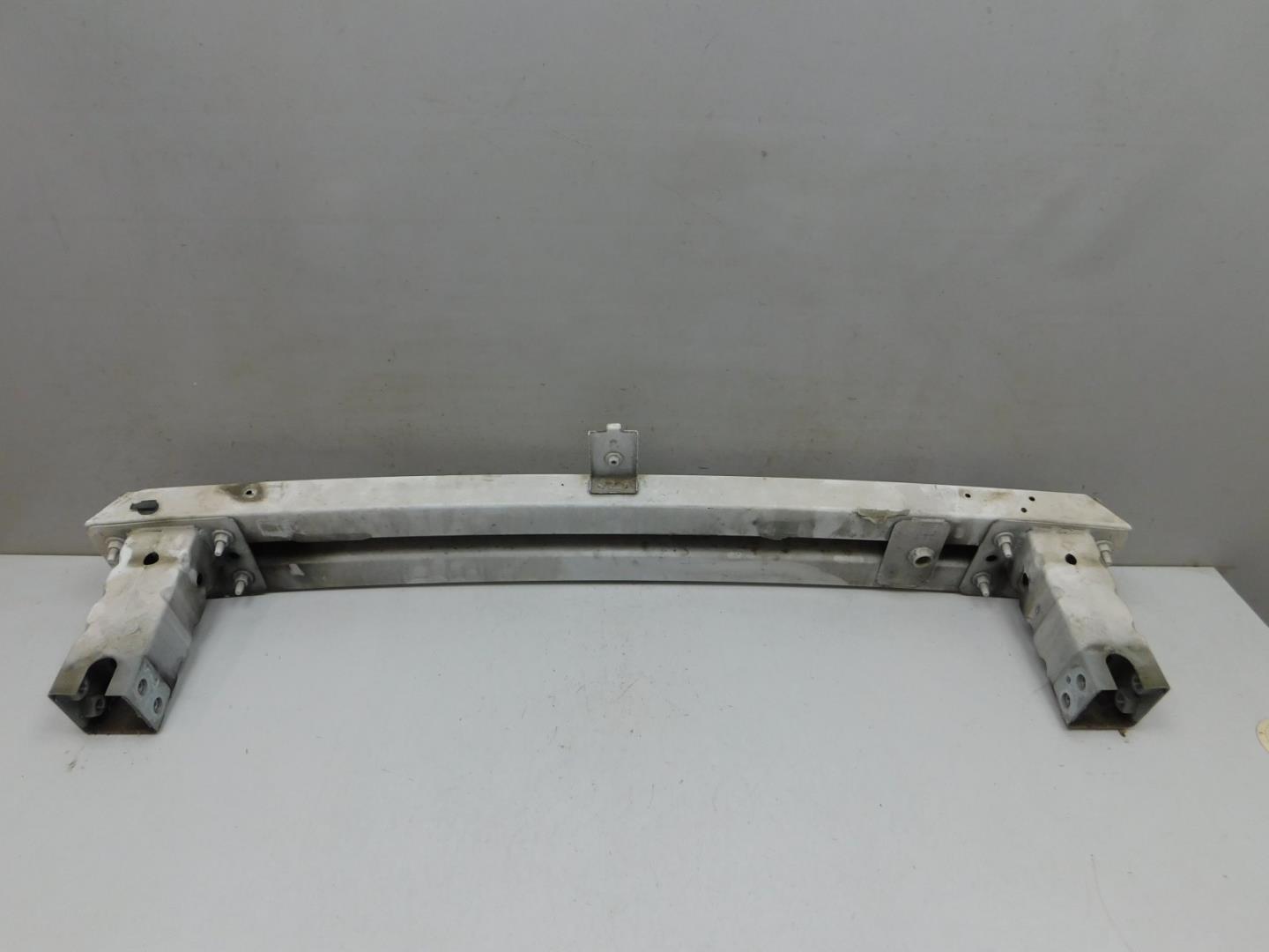 Усилитель переднего бампера