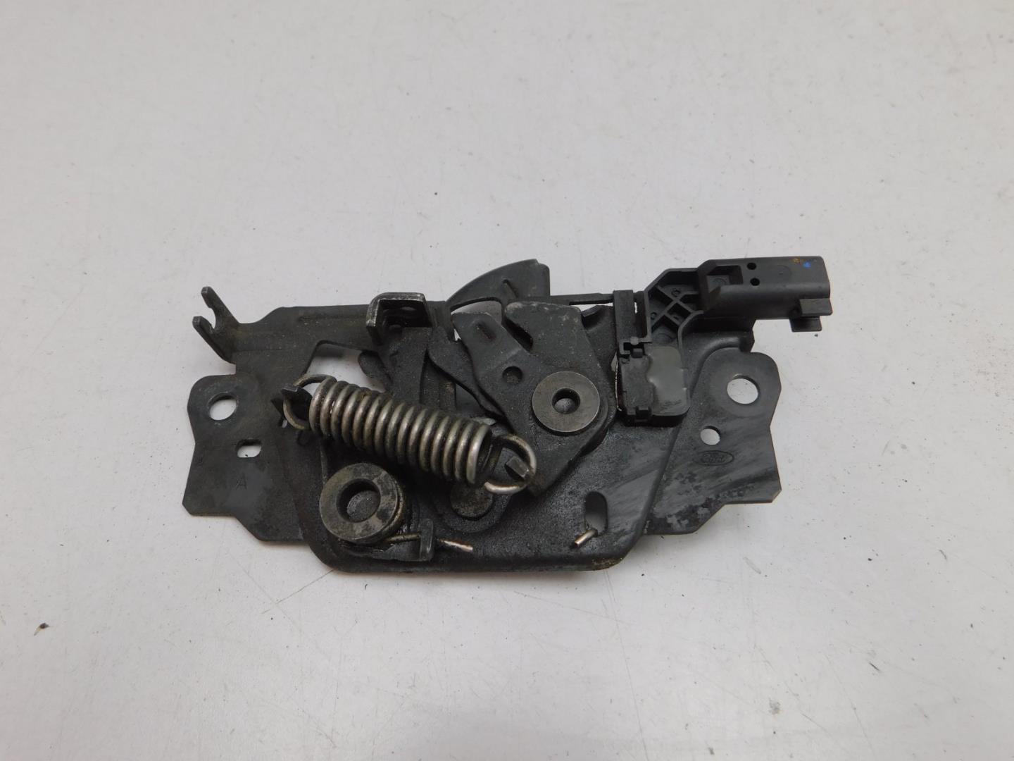 Замок капота