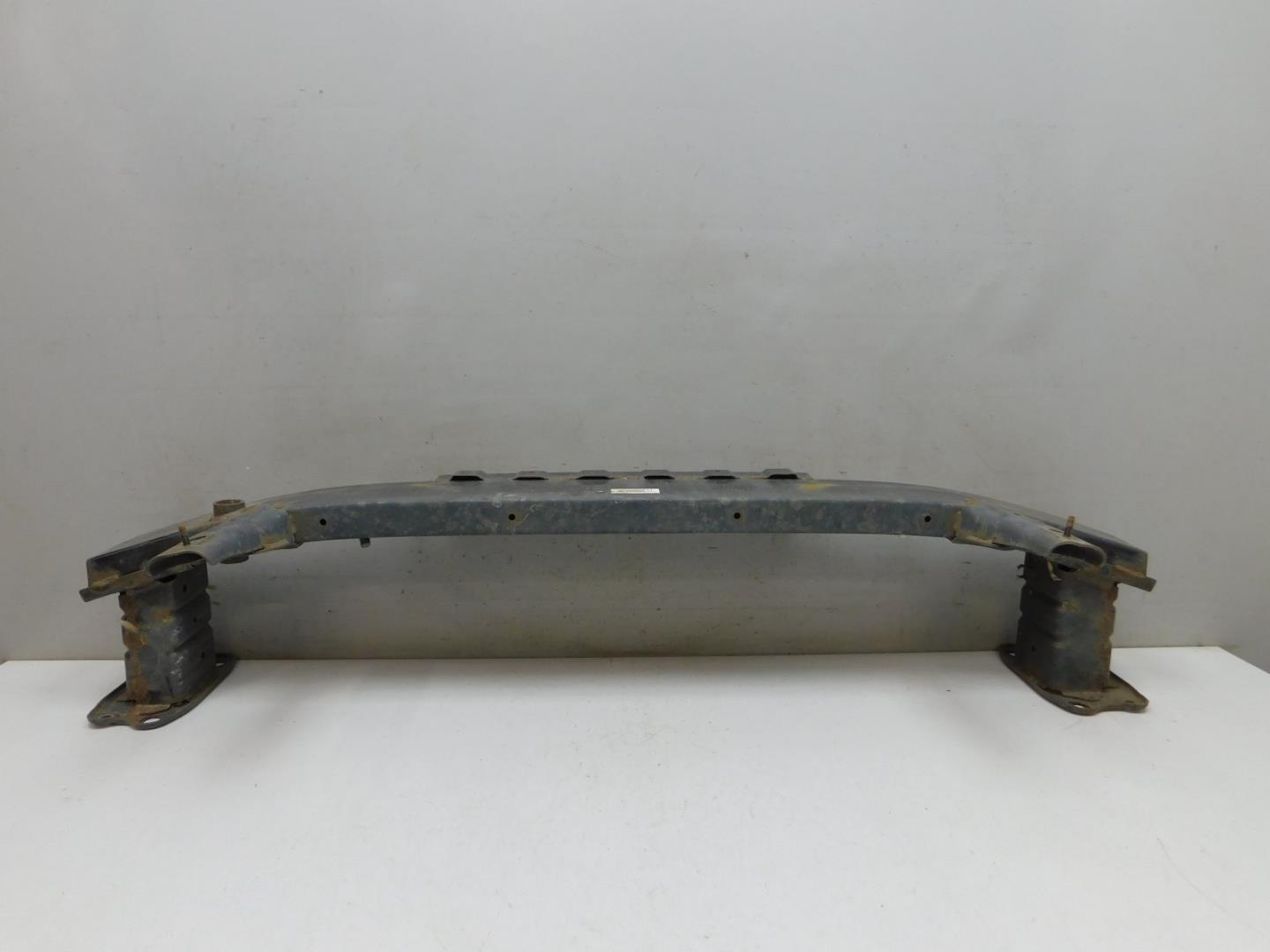 Усилитель переднего бампера