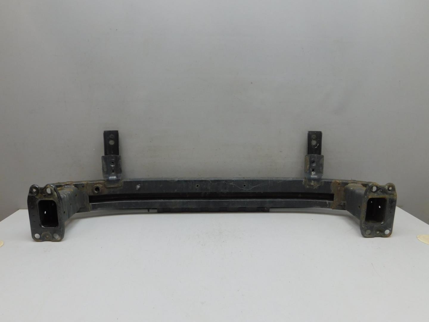 Усилитель переднего бампера