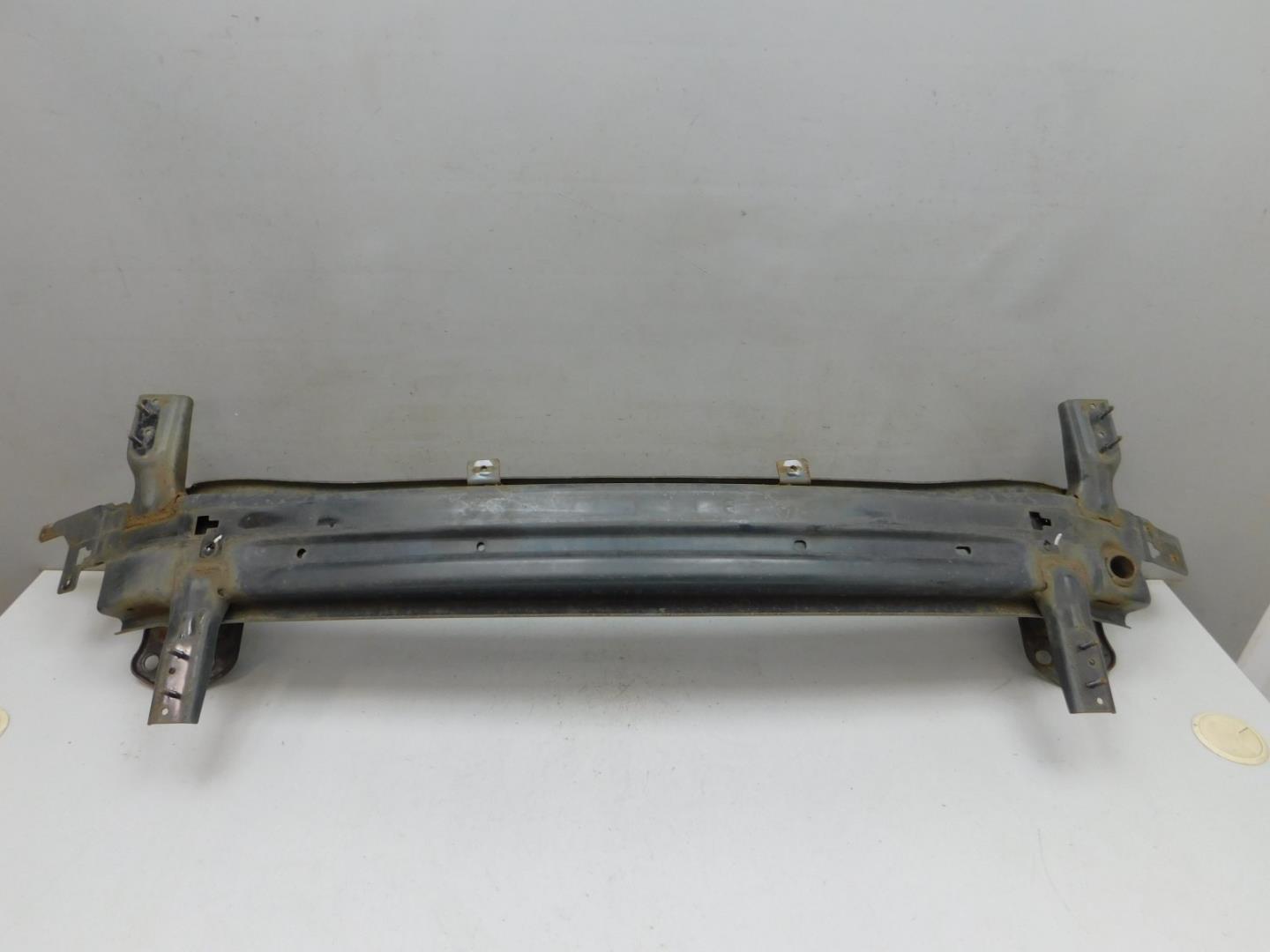 Усилитель переднего бампера