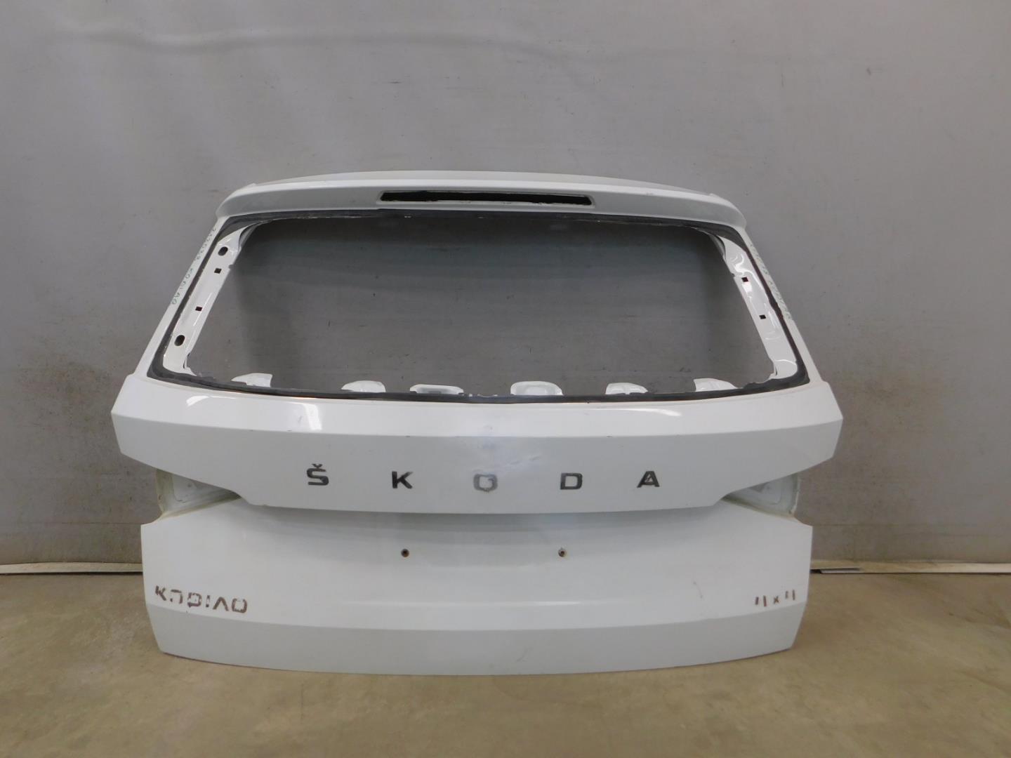 Дверь багажника