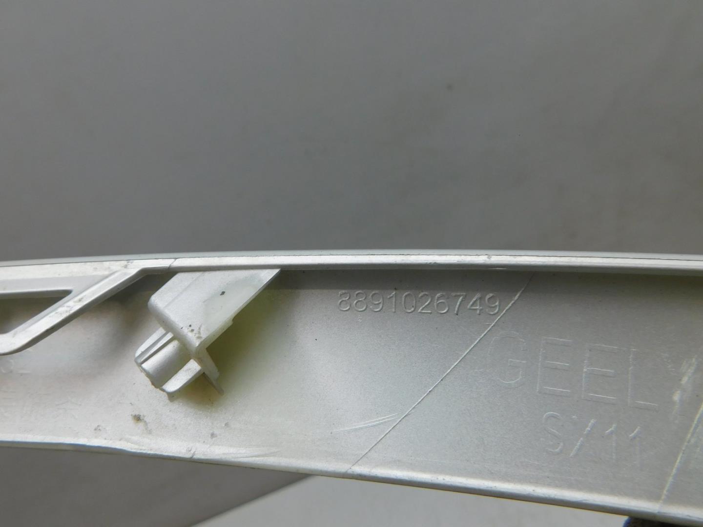 Молдинг переднего бампера