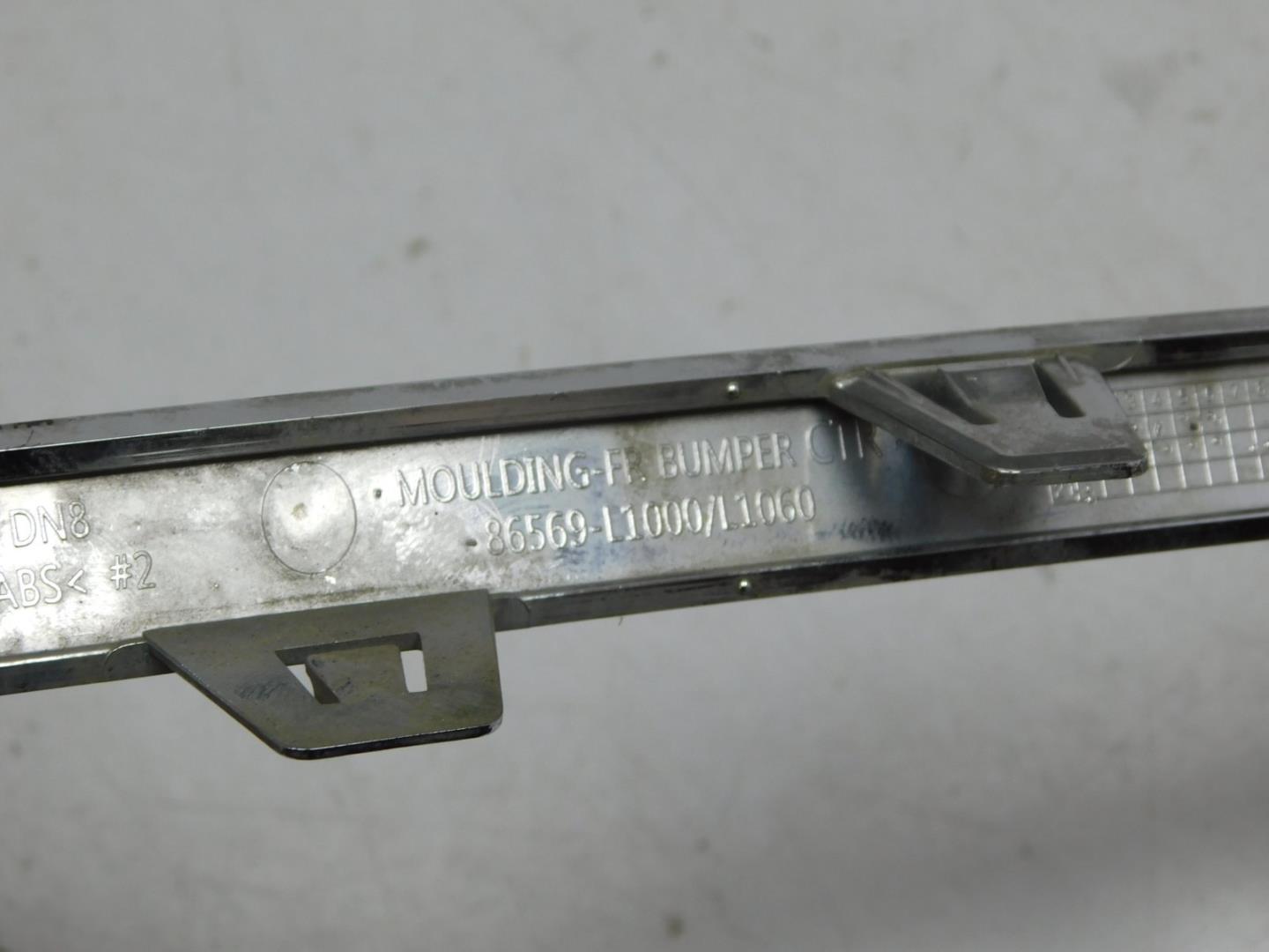 Молдинг переднего бампера