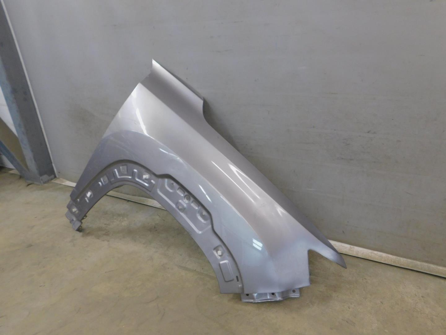 Крыло переднее правое