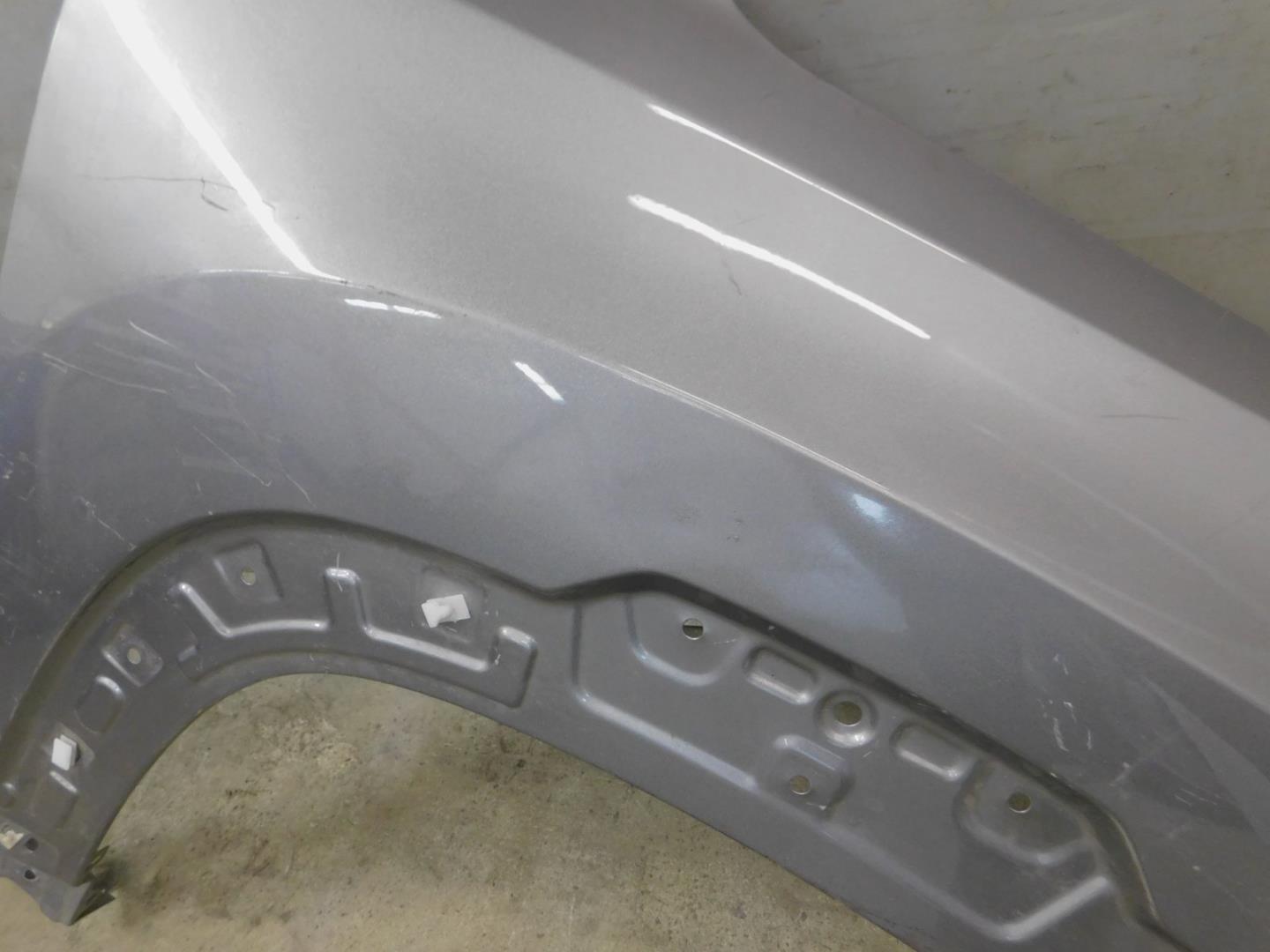 Крыло переднее правое