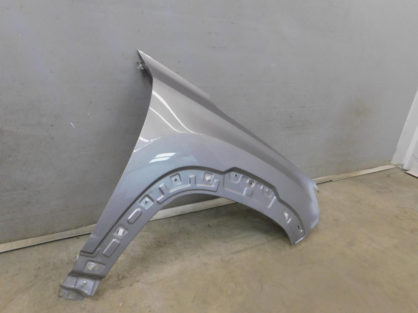 Крыло переднее правое