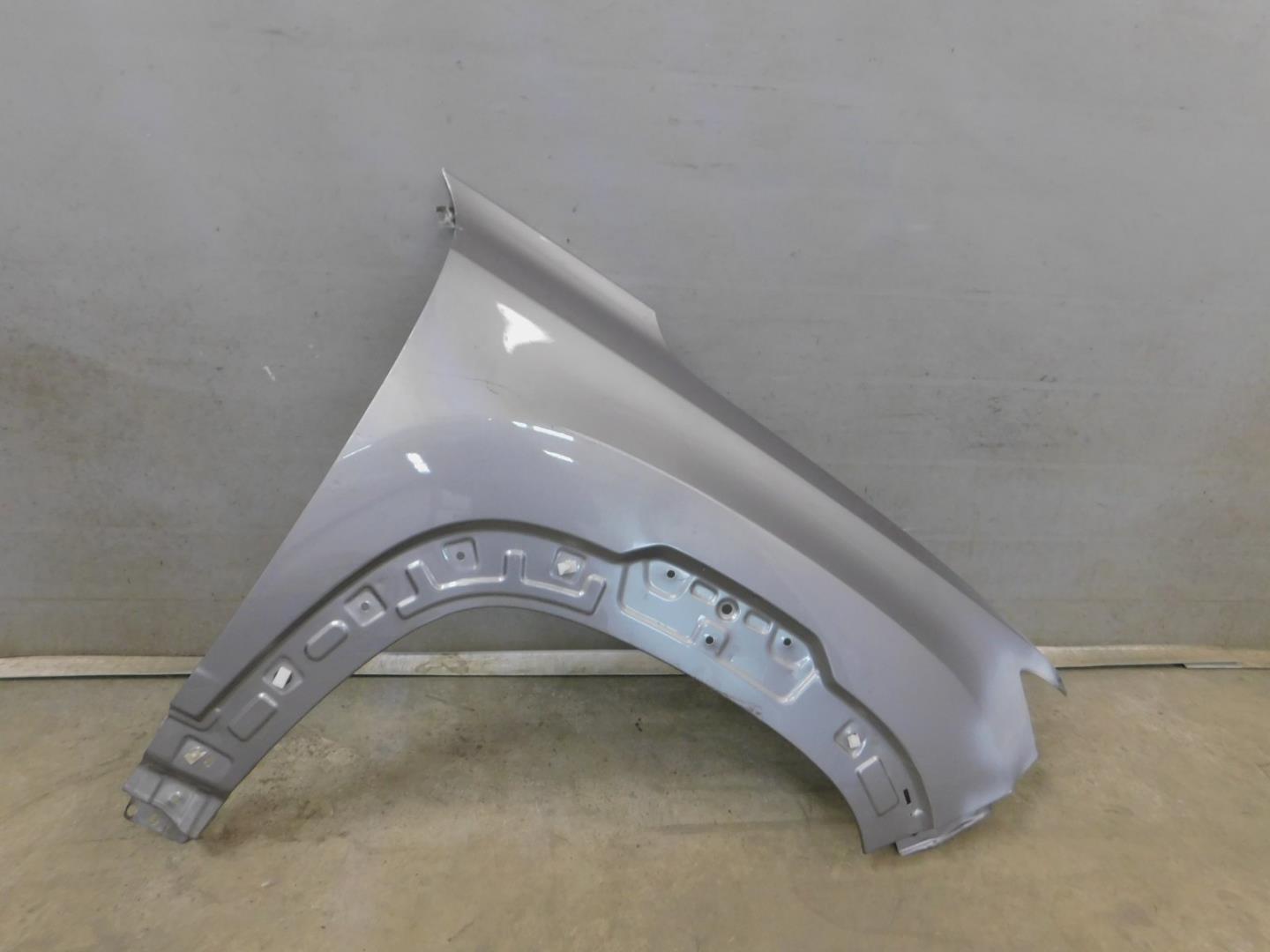 Крыло переднее правое