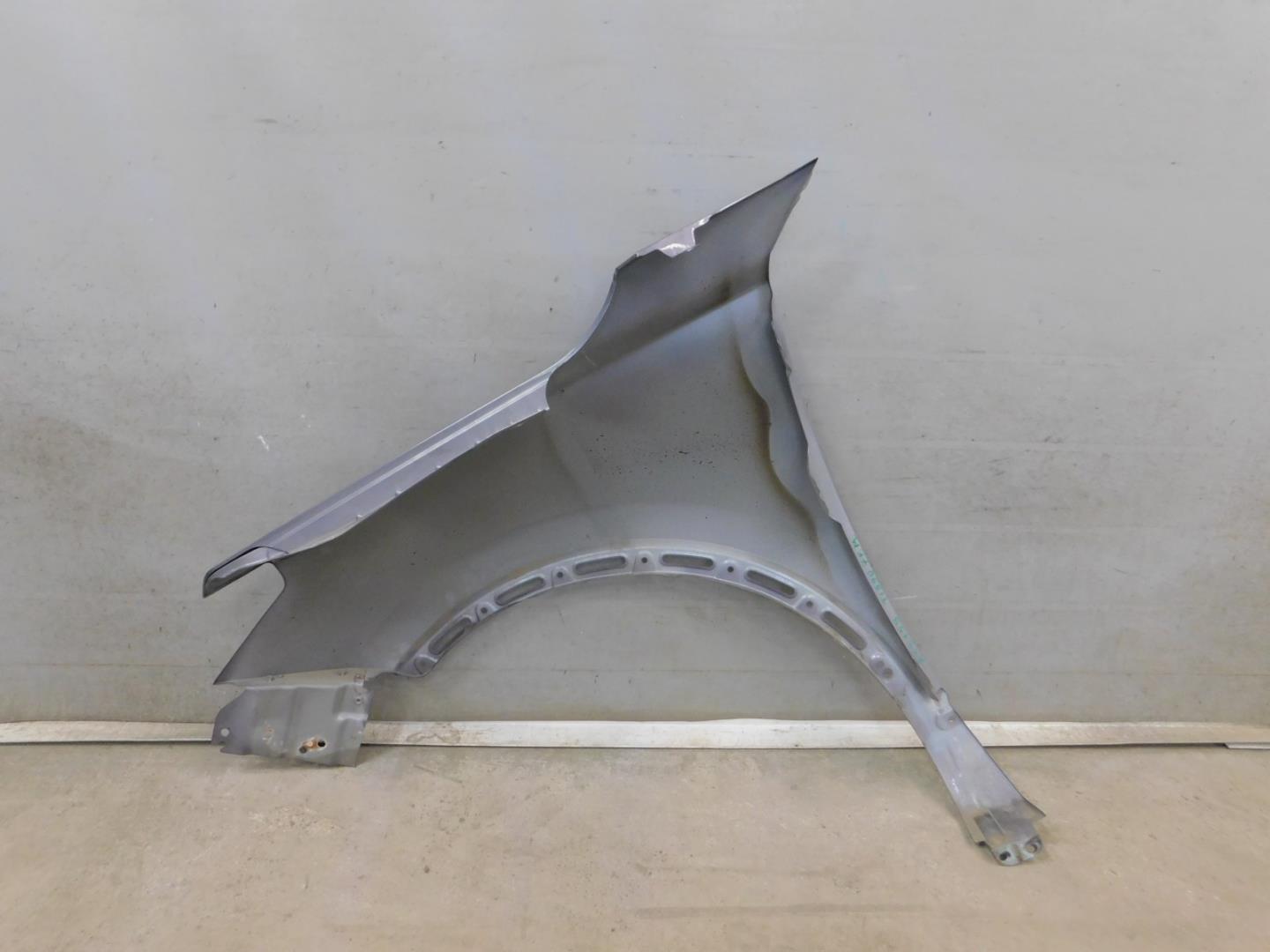 Крыло переднее правое