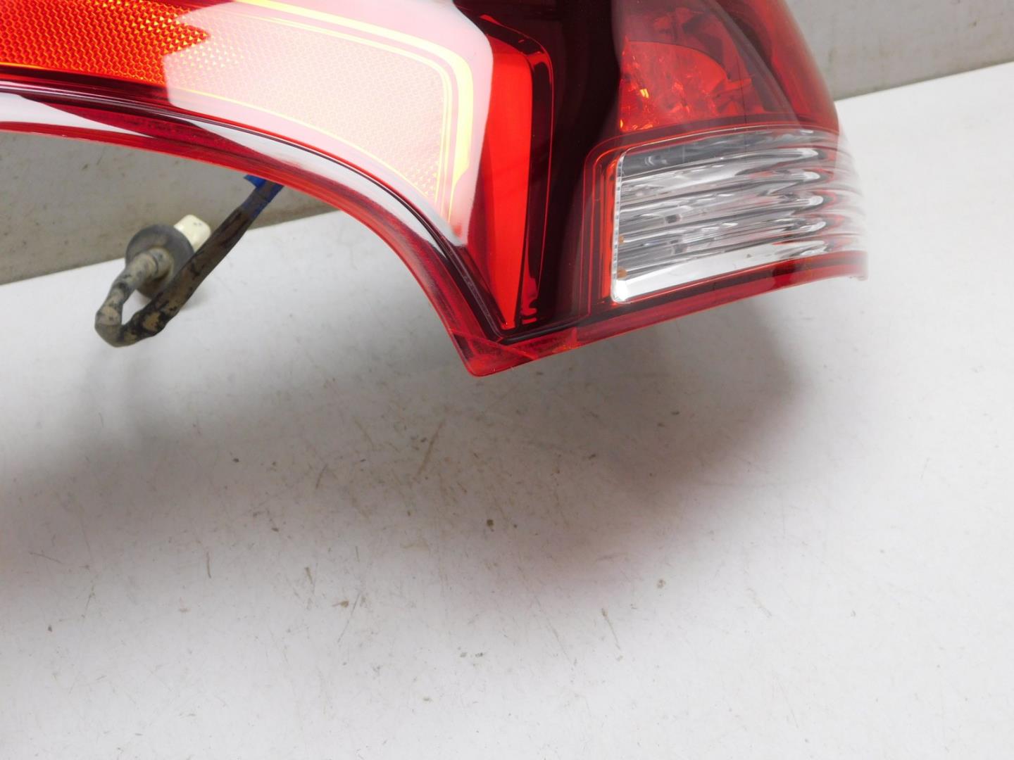 Фонарь задний наружный левый