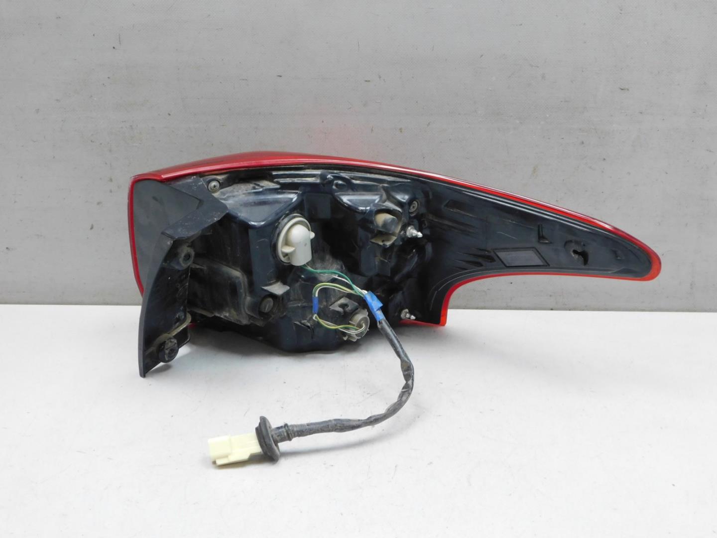 Фонарь задний наружный левый