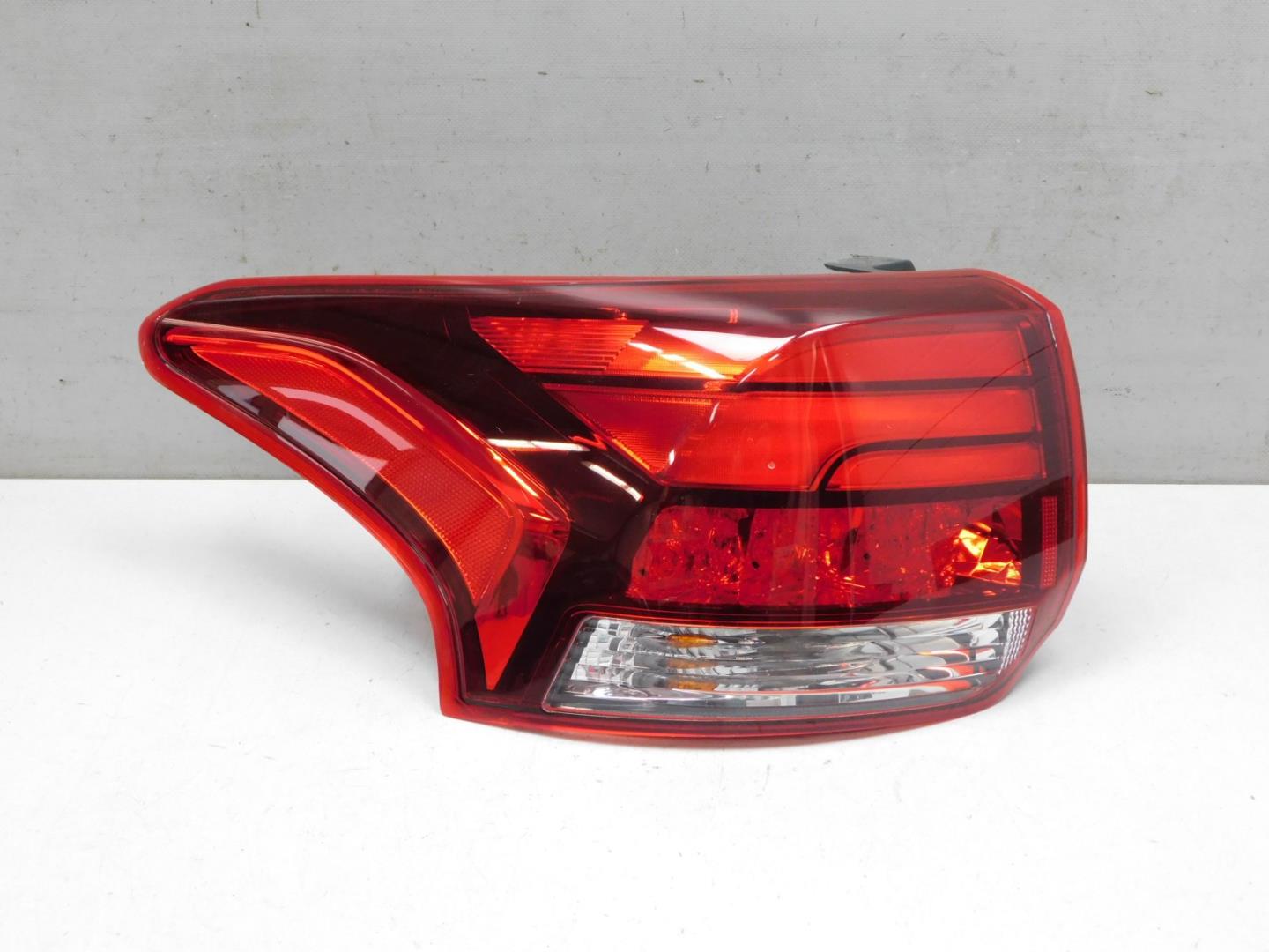 Фонарь задний наружный левый