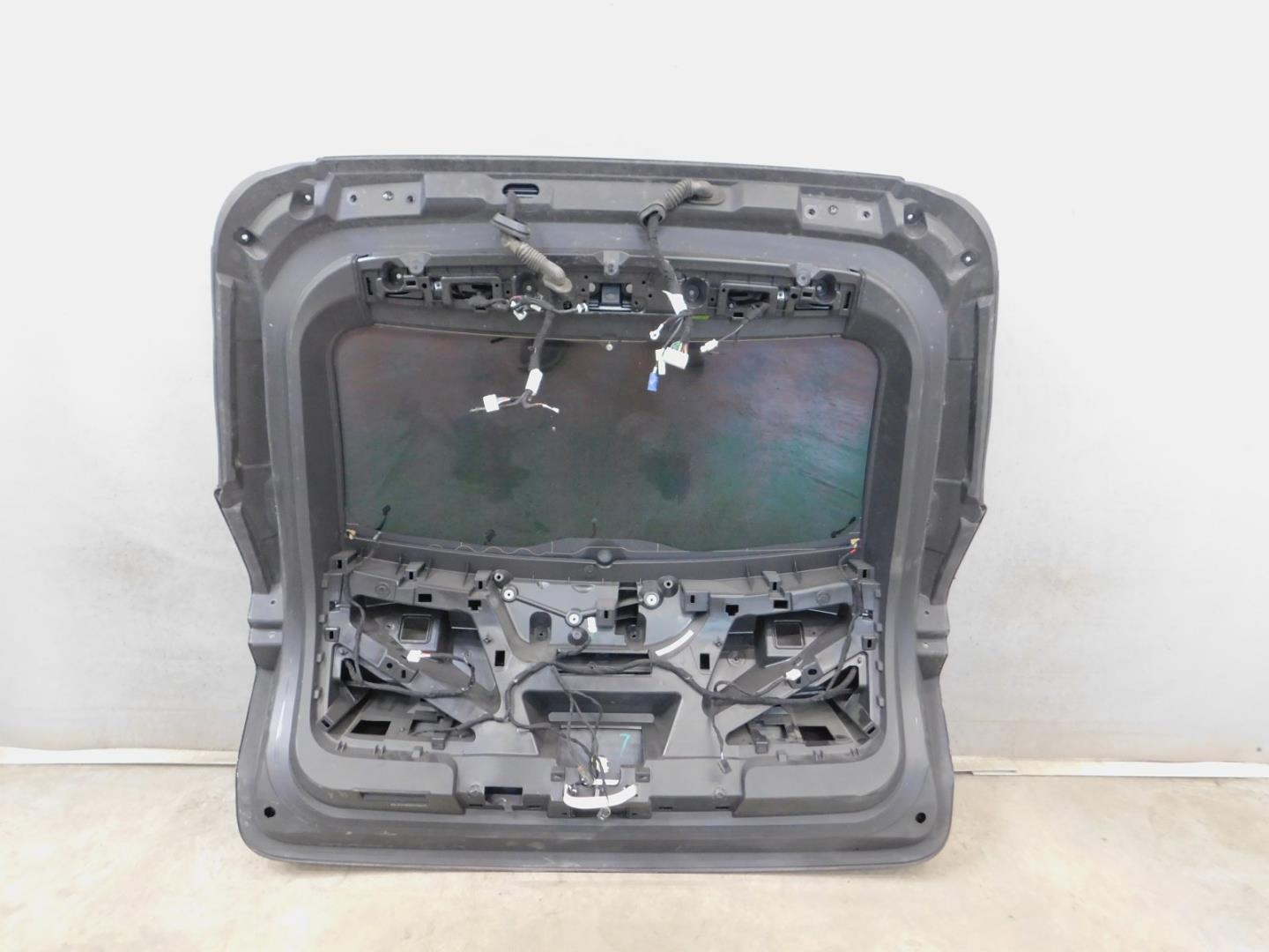 Дверь багажника