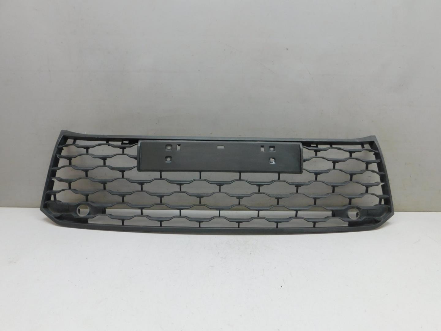 Решетка в бампер центральная