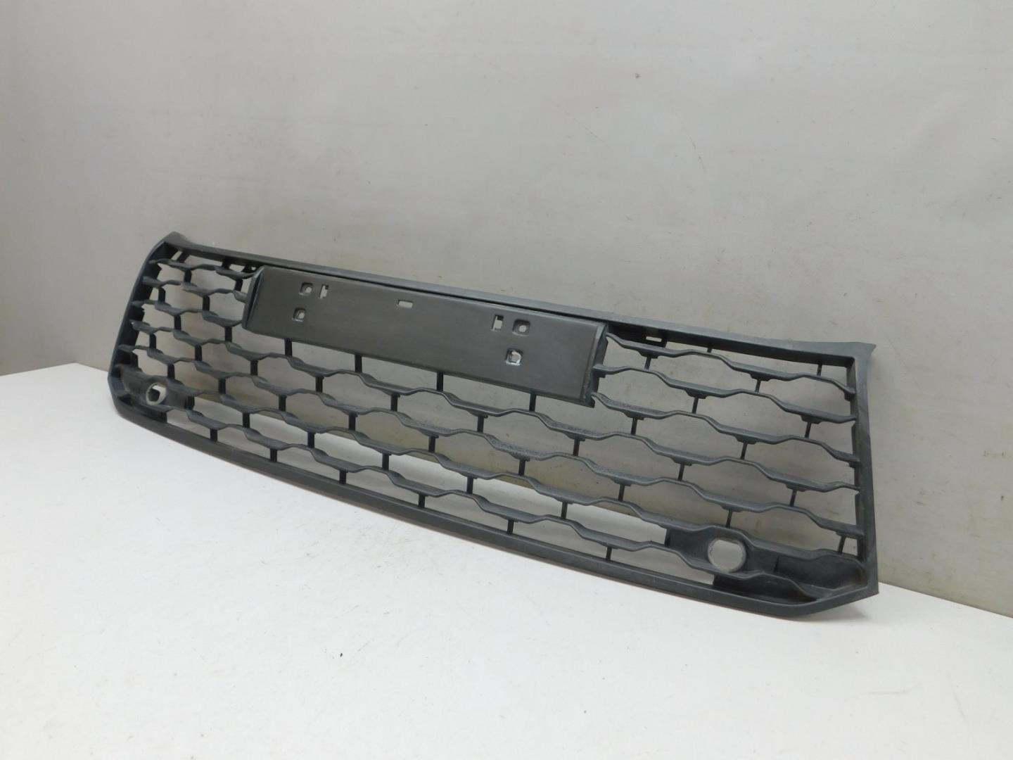 Решетка в бампер центральная