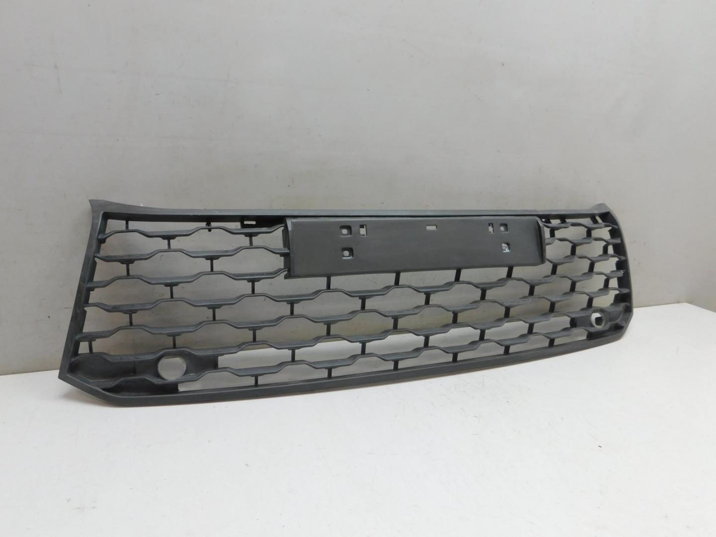 Решетка в бампер центральная