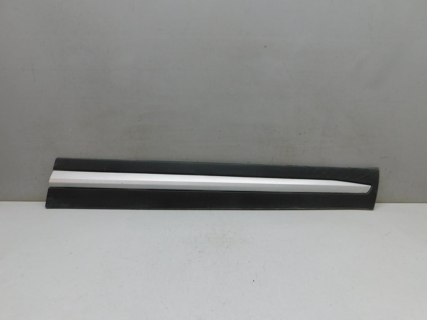 Накладка двери передней правой