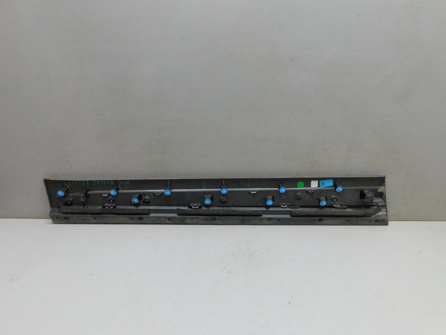 Накладка двери передней правой