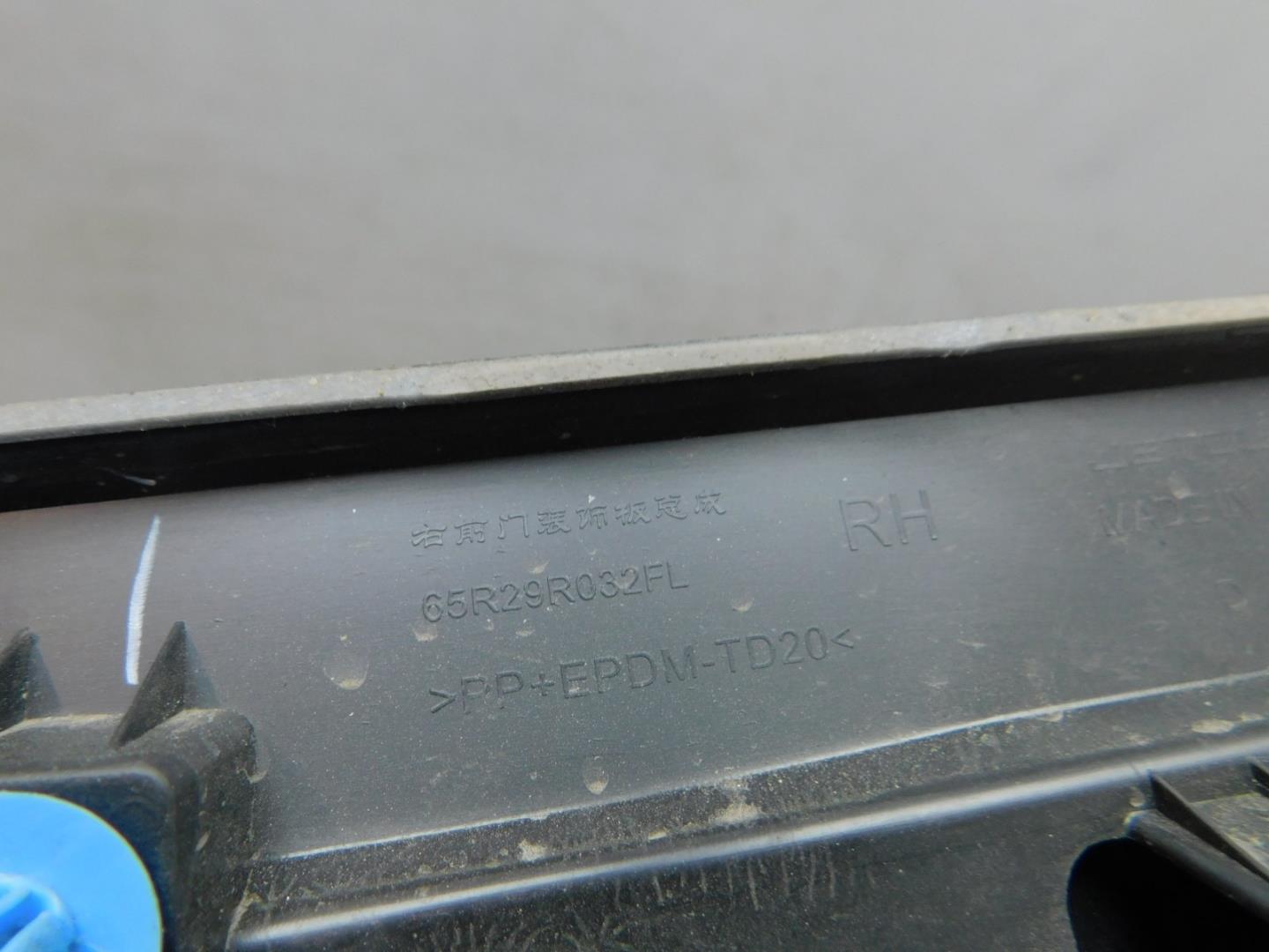 Накладка двери передней правой