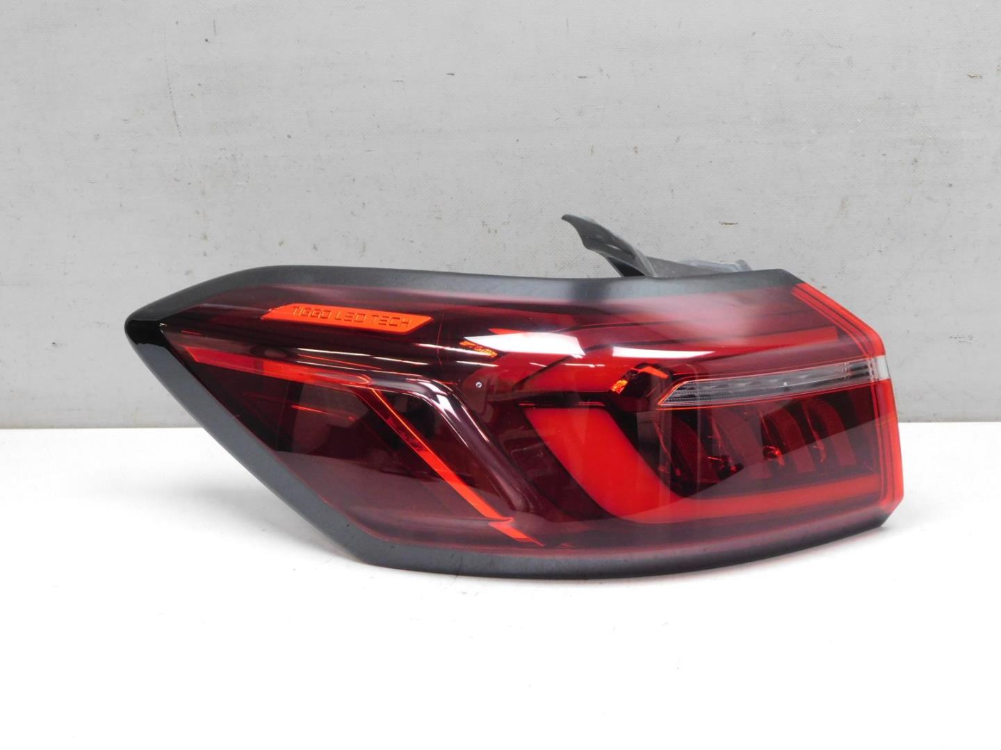 Фонарь задний наружный левый