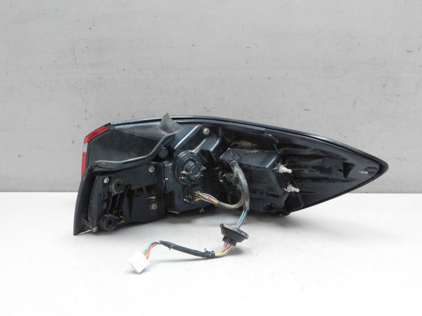 Фонарь задний наружный левый