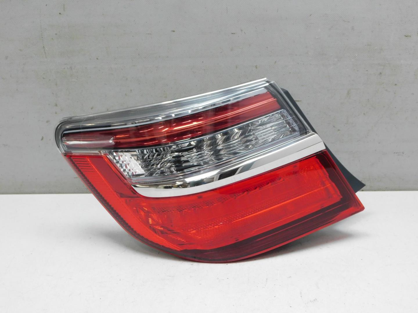 Фонарь задний наружный левый