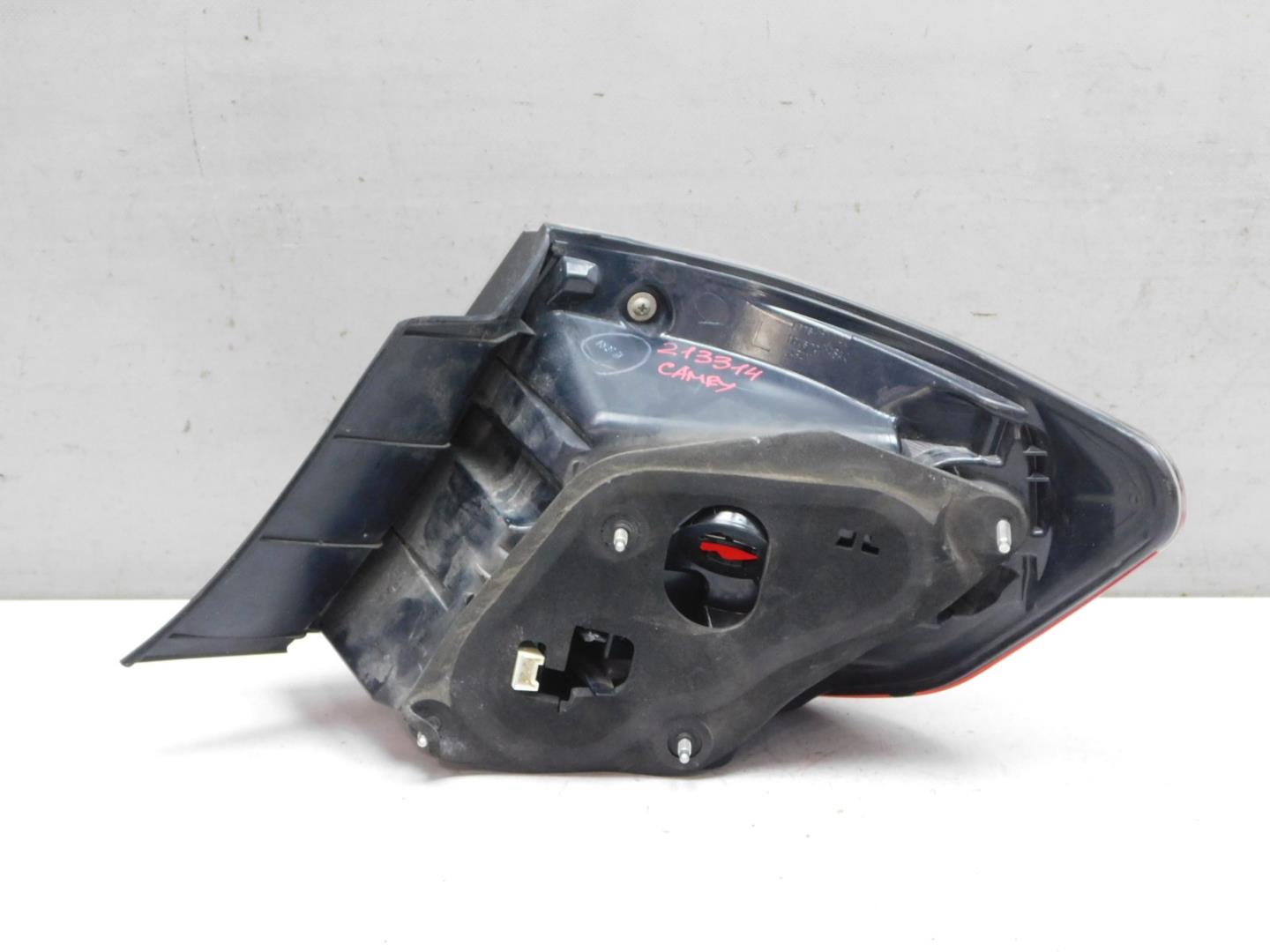 Фонарь задний наружный левый