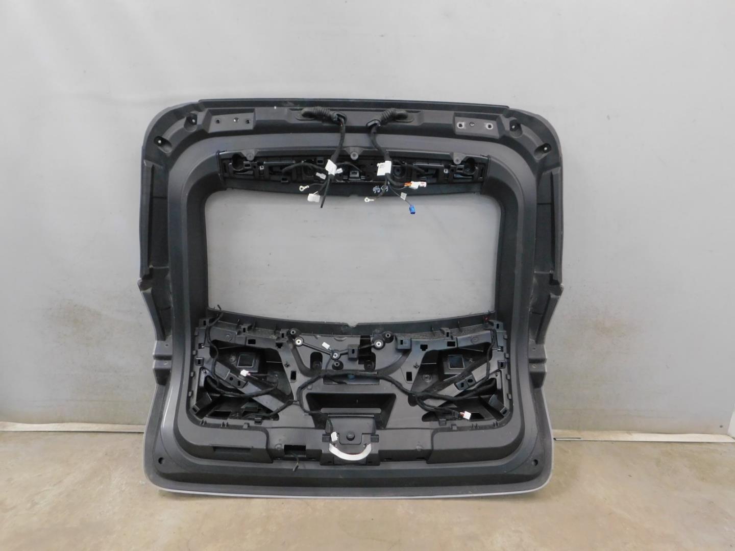 Дверь багажника